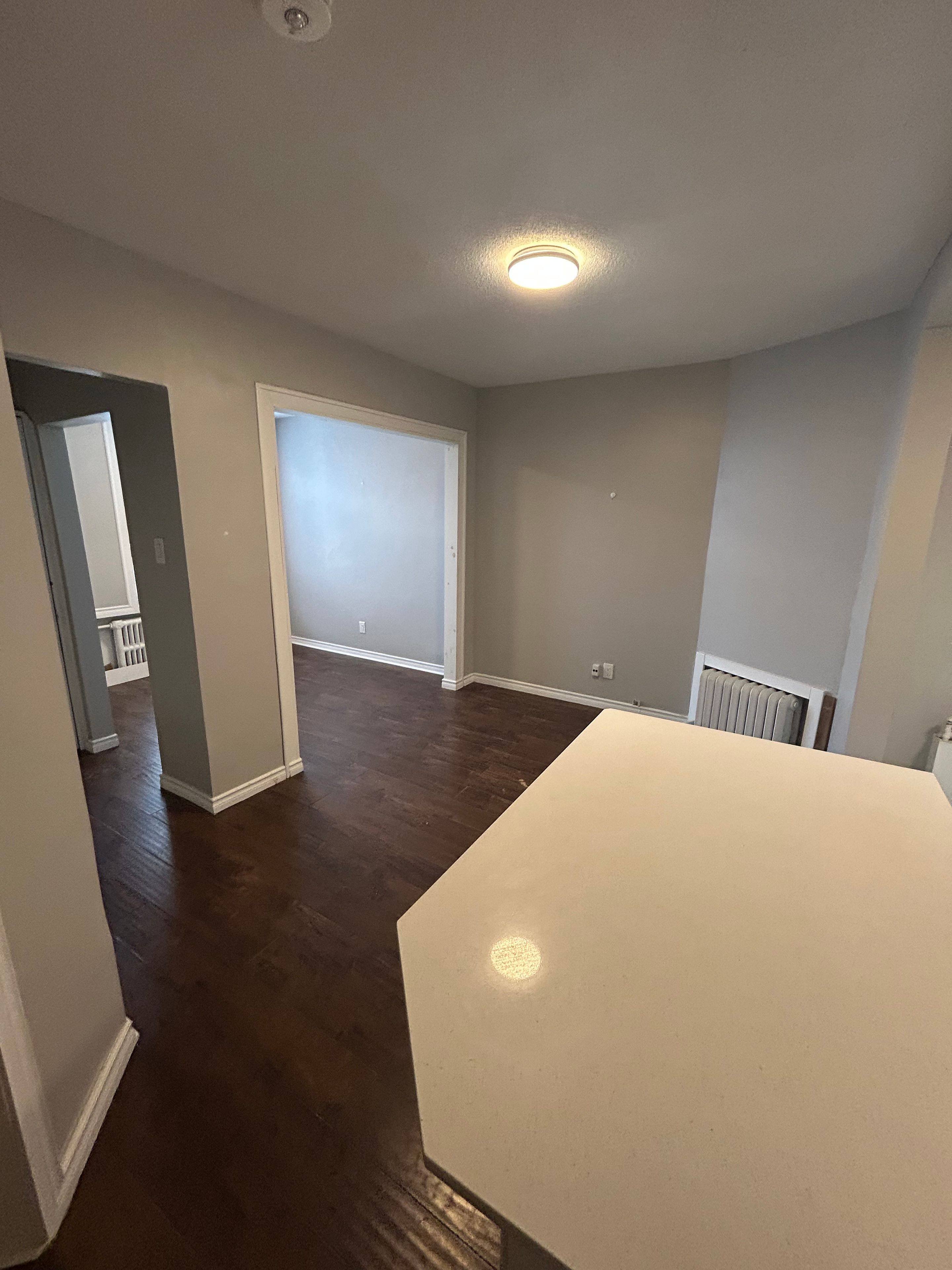 West Centre Town, ON K1R 6R6,883 Somerset ST W #3