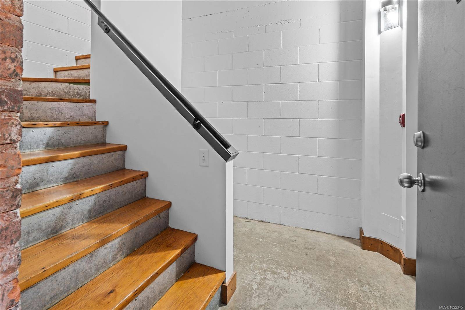 Victoria, BC V8W 1N7,588 Pandora Ave #204