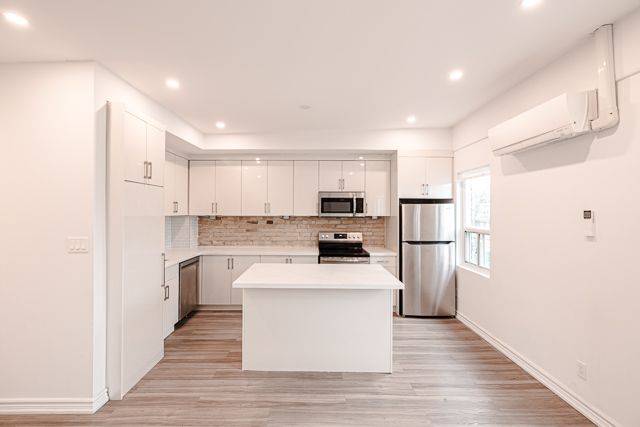 Toronto E01, ON M4M 1K2,991 Queen ST E #3