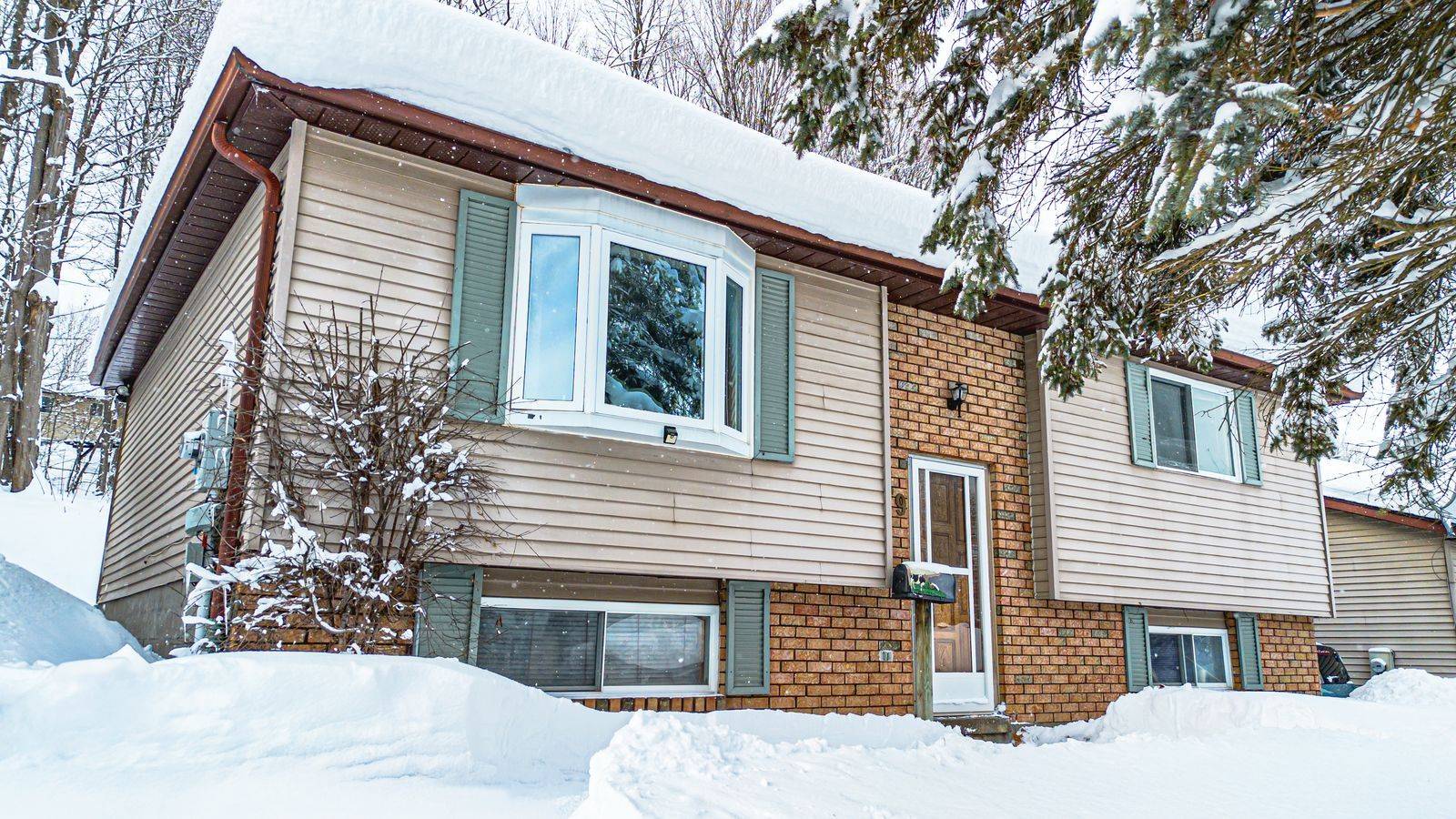 Midland, ON L4R 4Y3,829 Birchwood DR