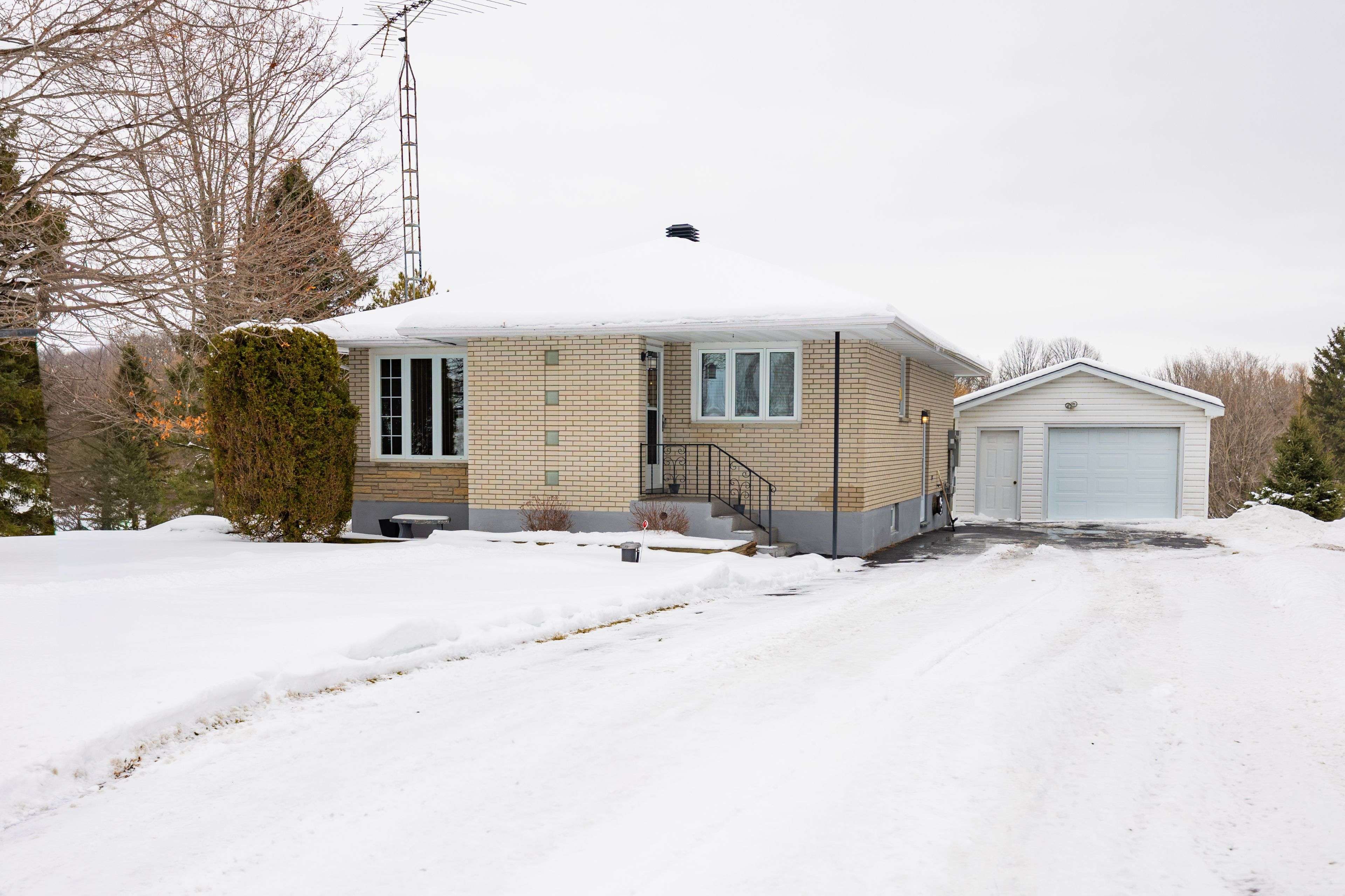 North Glengarry, ON K0C 1A0,20676 Glen Robertson RD