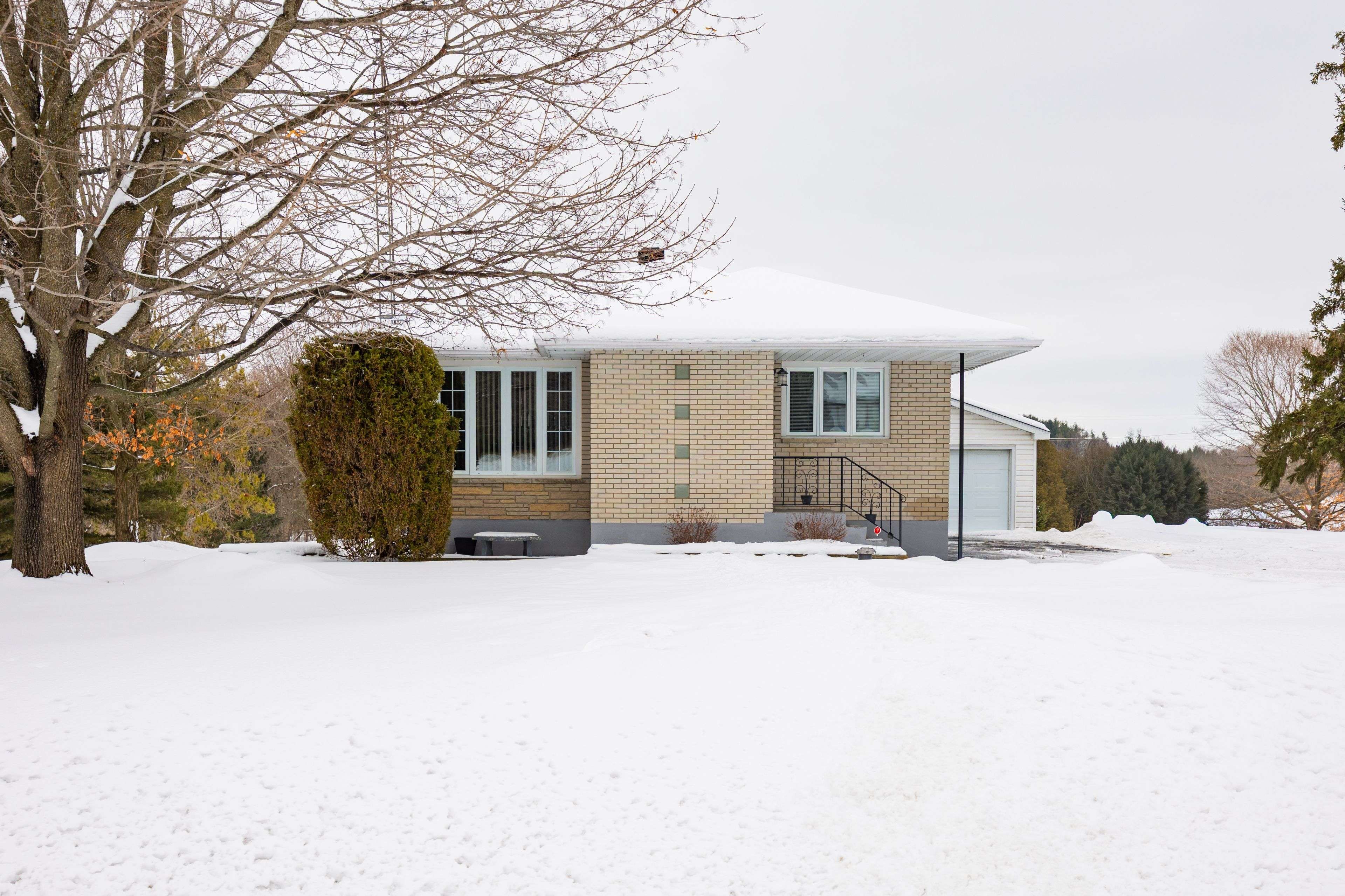 North Glengarry, ON K0C 1A0,20676 Glen Robertson RD