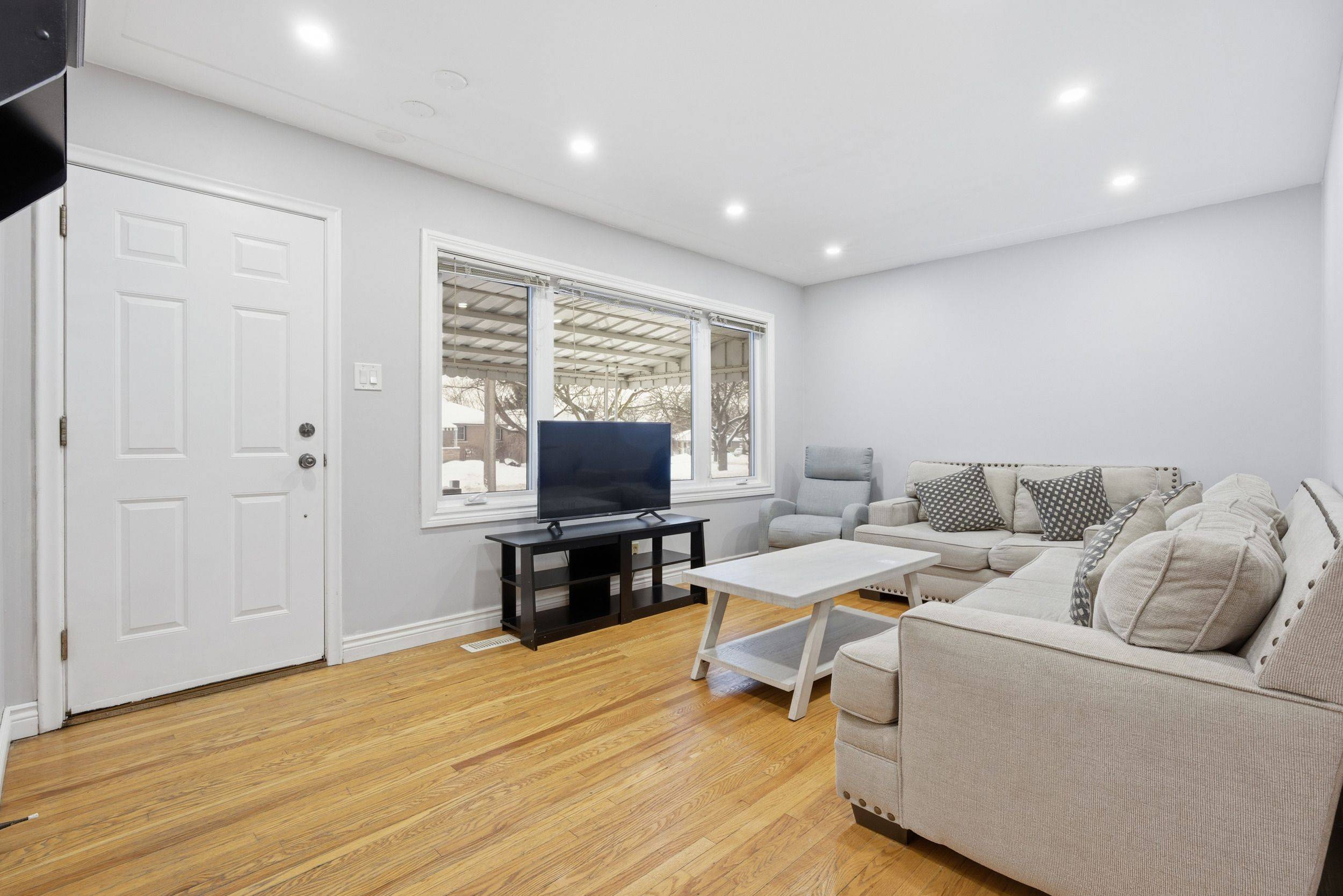 Kitchener, ON N2C 1Y8,18 Harber AVE