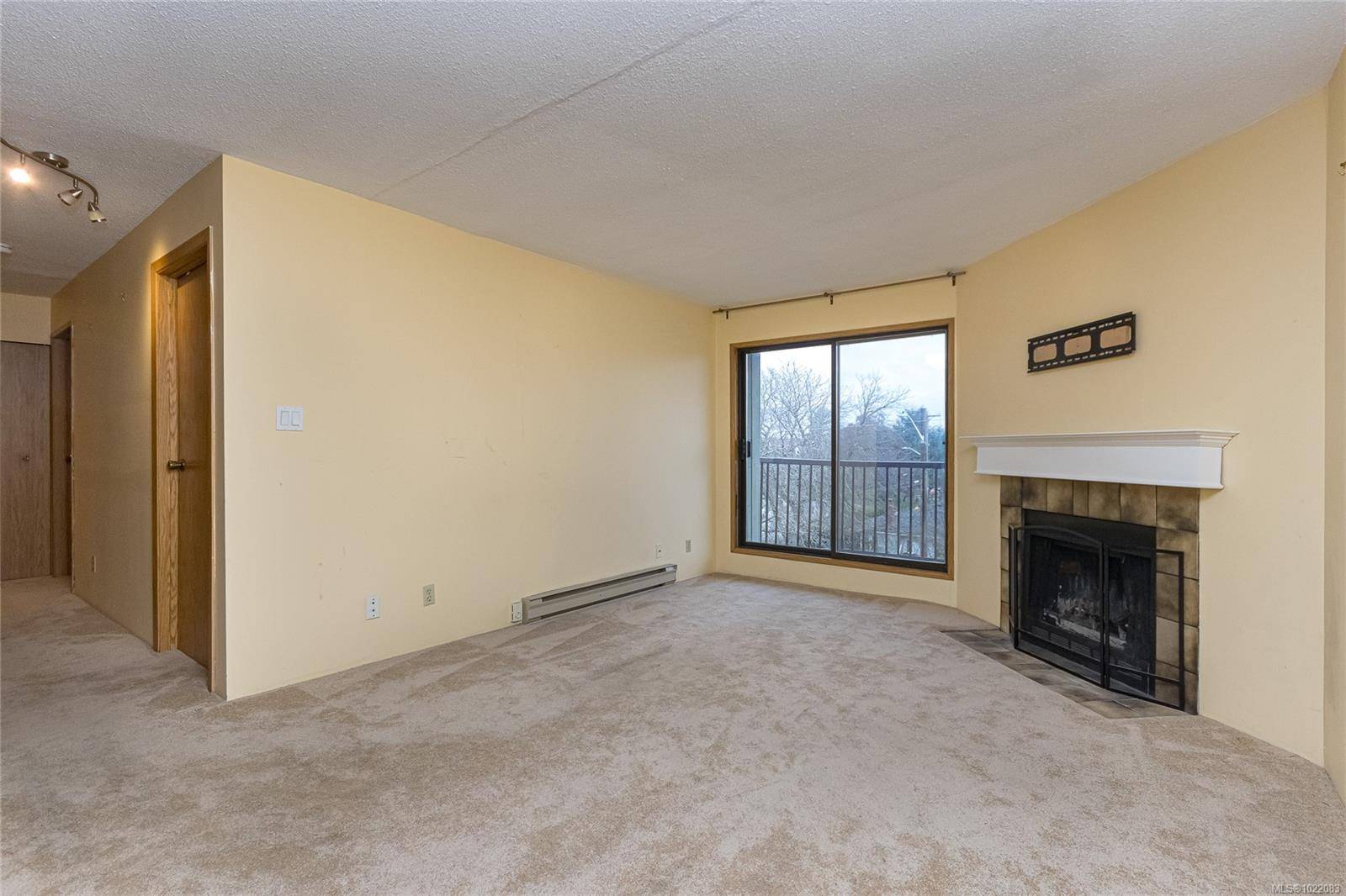 Victoria, BC V8R 1L4,1655 Begbie St #314