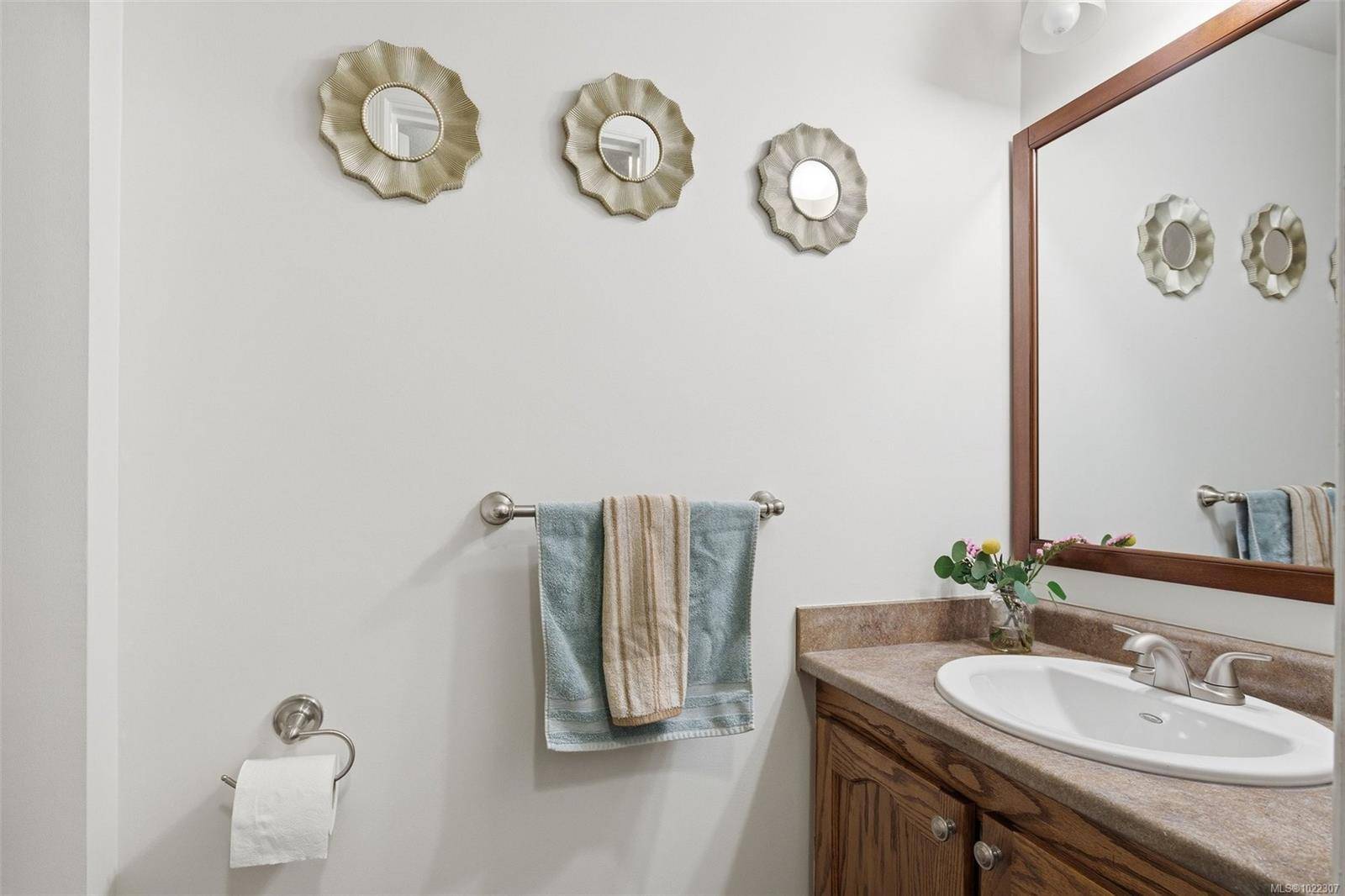 Central Saanich, BC V8M 1A7,864 Woodsview Pl