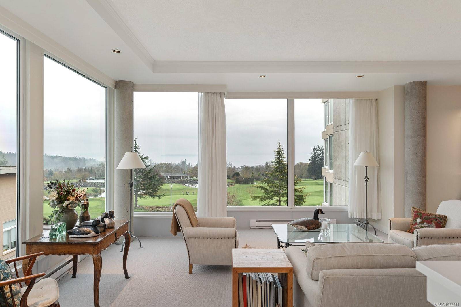 Saanich, BC V8Y 3H9,5350 Sayward Hill Cres #304