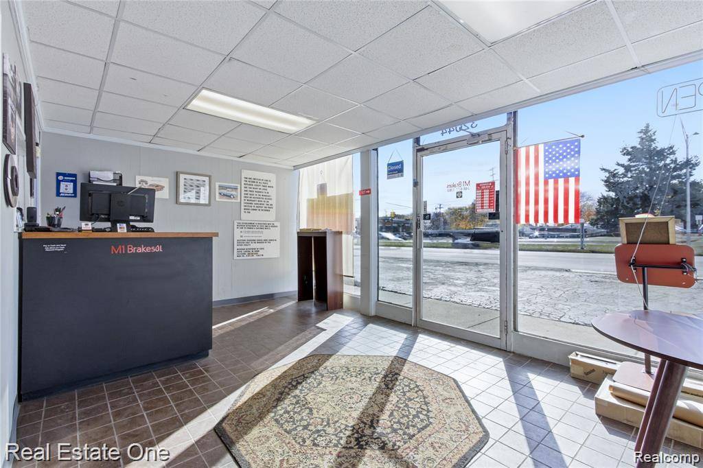 Royal Oak, MI 48073,32044 Woodward AVE