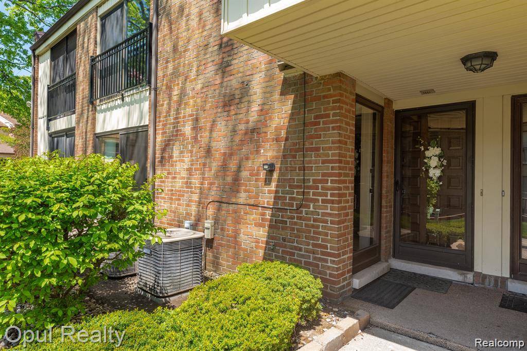 Livonia, MI 48152,18339 University Park DR