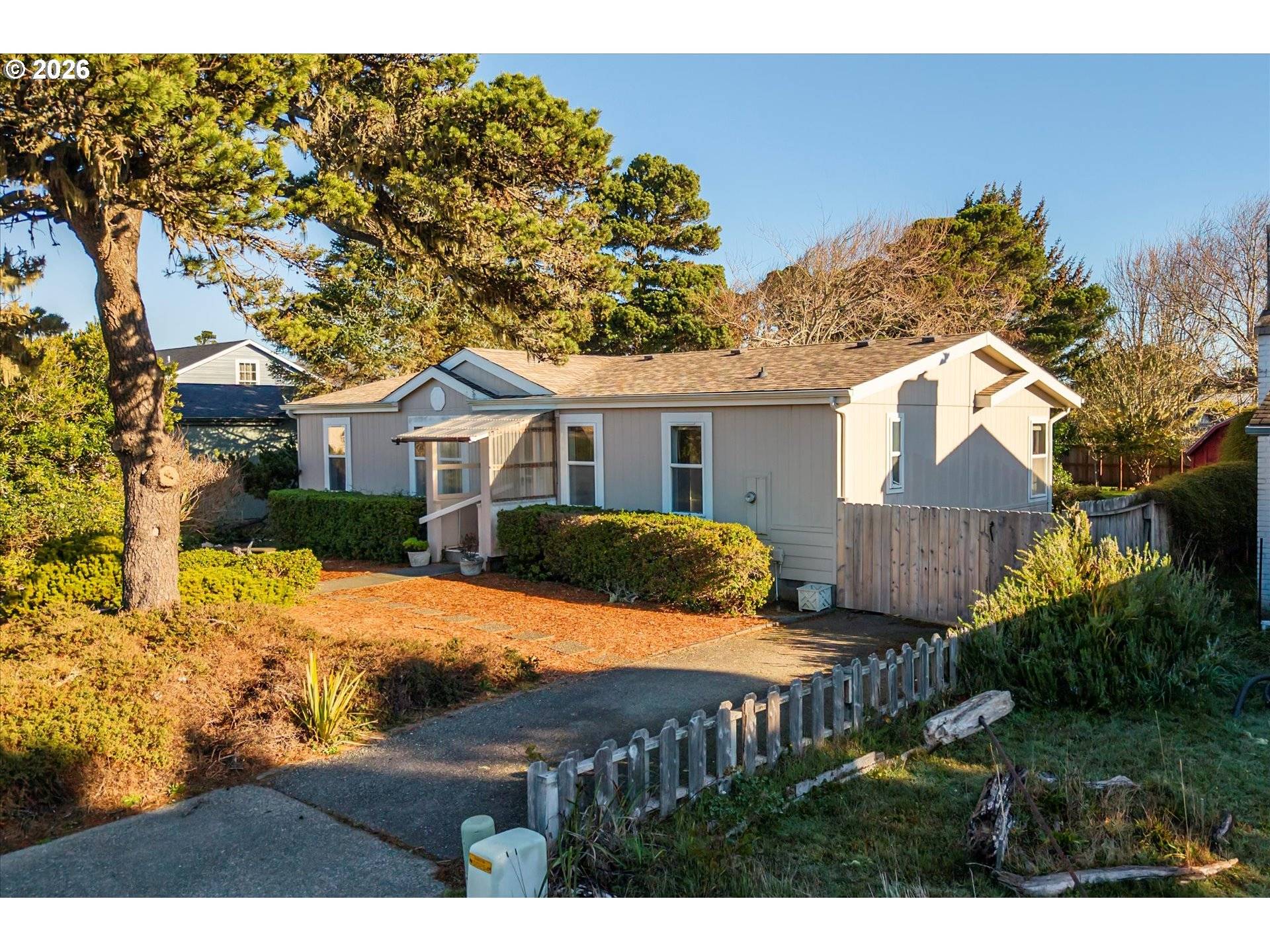 Bandon, OR 97411,887 JACKSON AVE