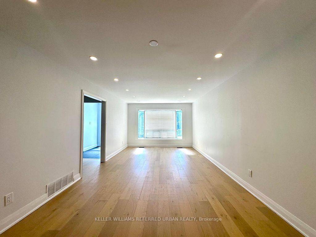 Pickering, ON L1W 2M1,906 Marinet CRES #Main