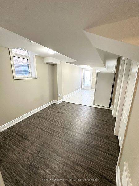 Markham, ON L6B 0V4,16 Greenery RD #Basement