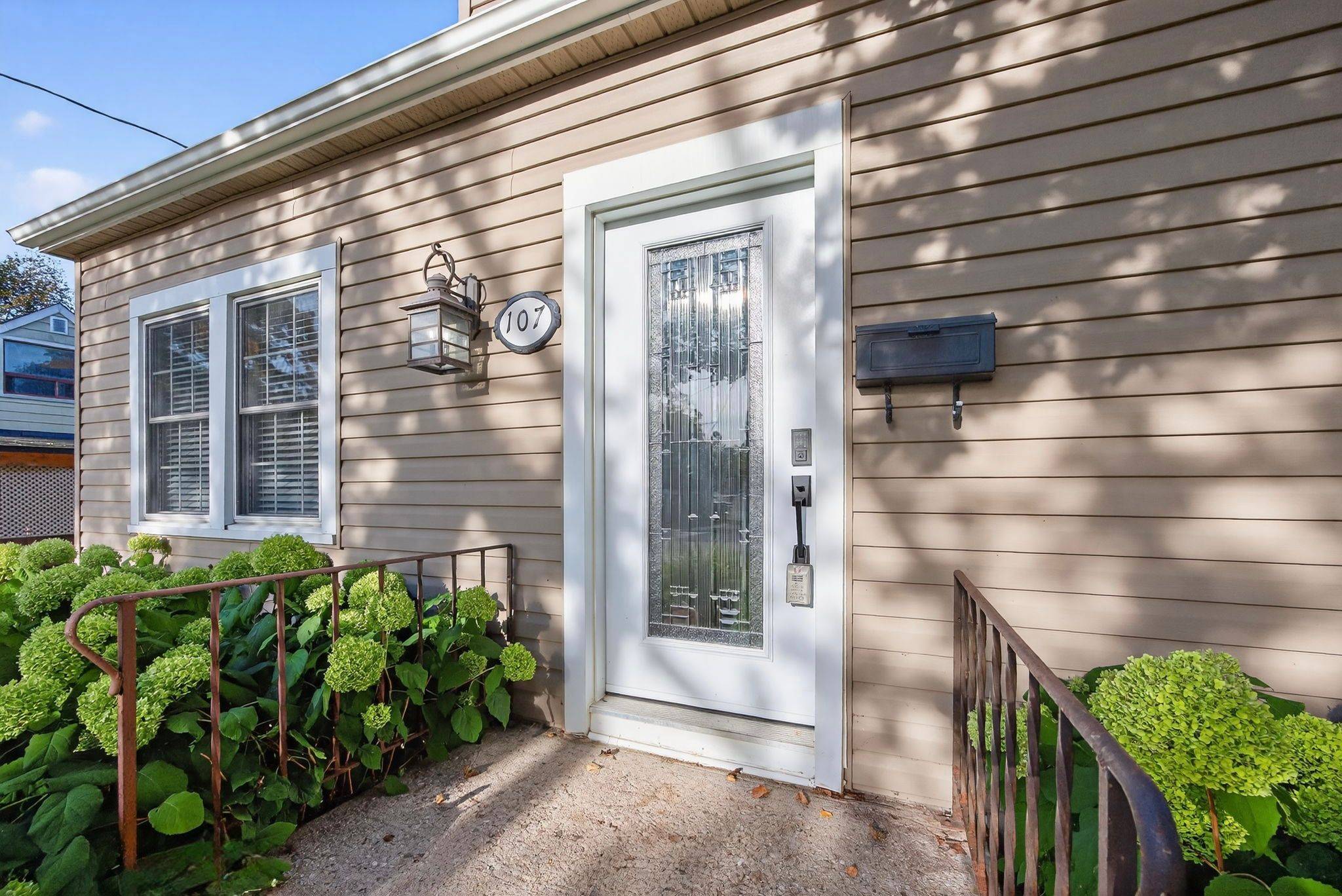 Barrie, ON L4M 3L5,107 Peel ST