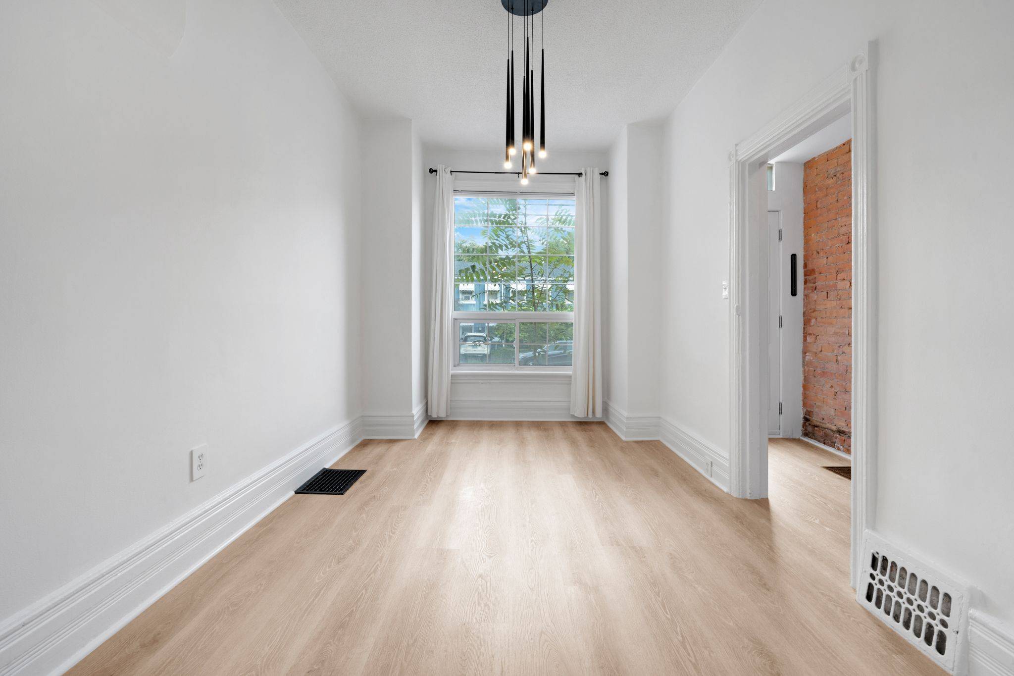 Hamilton, ON L8R 2M5,175 MacNab ST N