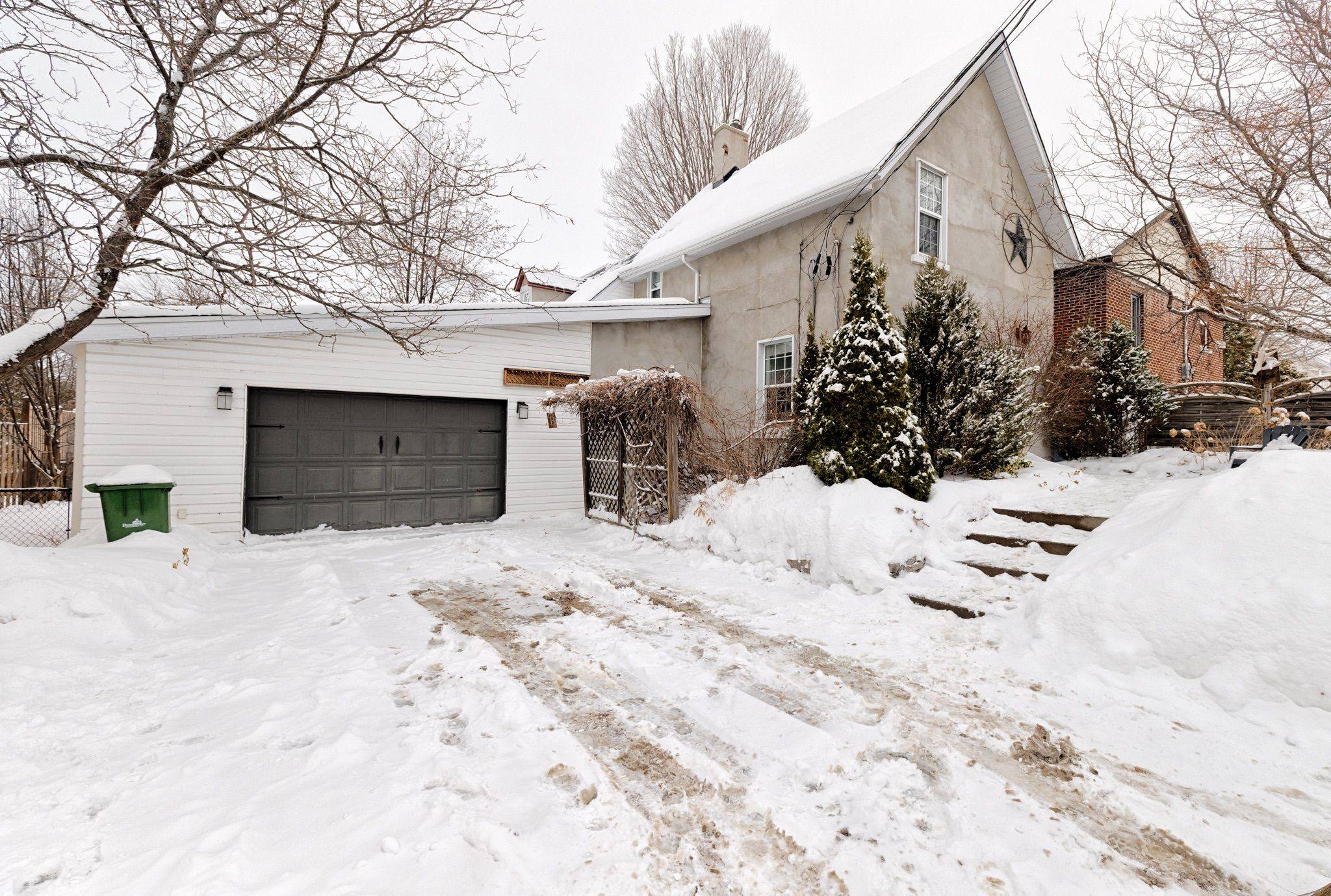 Pembroke, ON K8A 2P1,231 Hunter ST