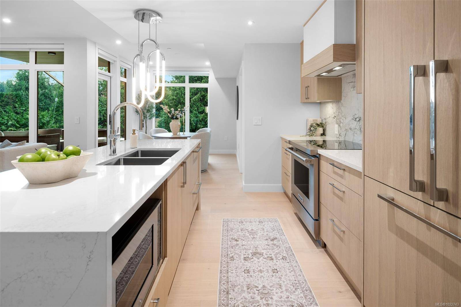 Saanich, BC V8Y 2L1,5229 Cordova Bay Rd #207