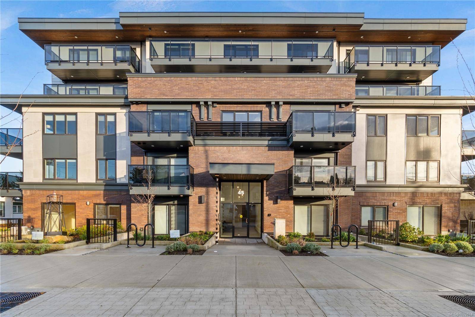 Nanaimo, BC V9R 4V6,45 Haliburton St #102