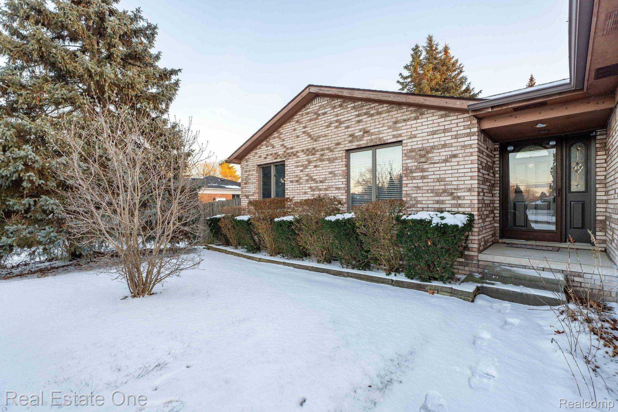 Troy, MI 48085,194 E Long Lake RD