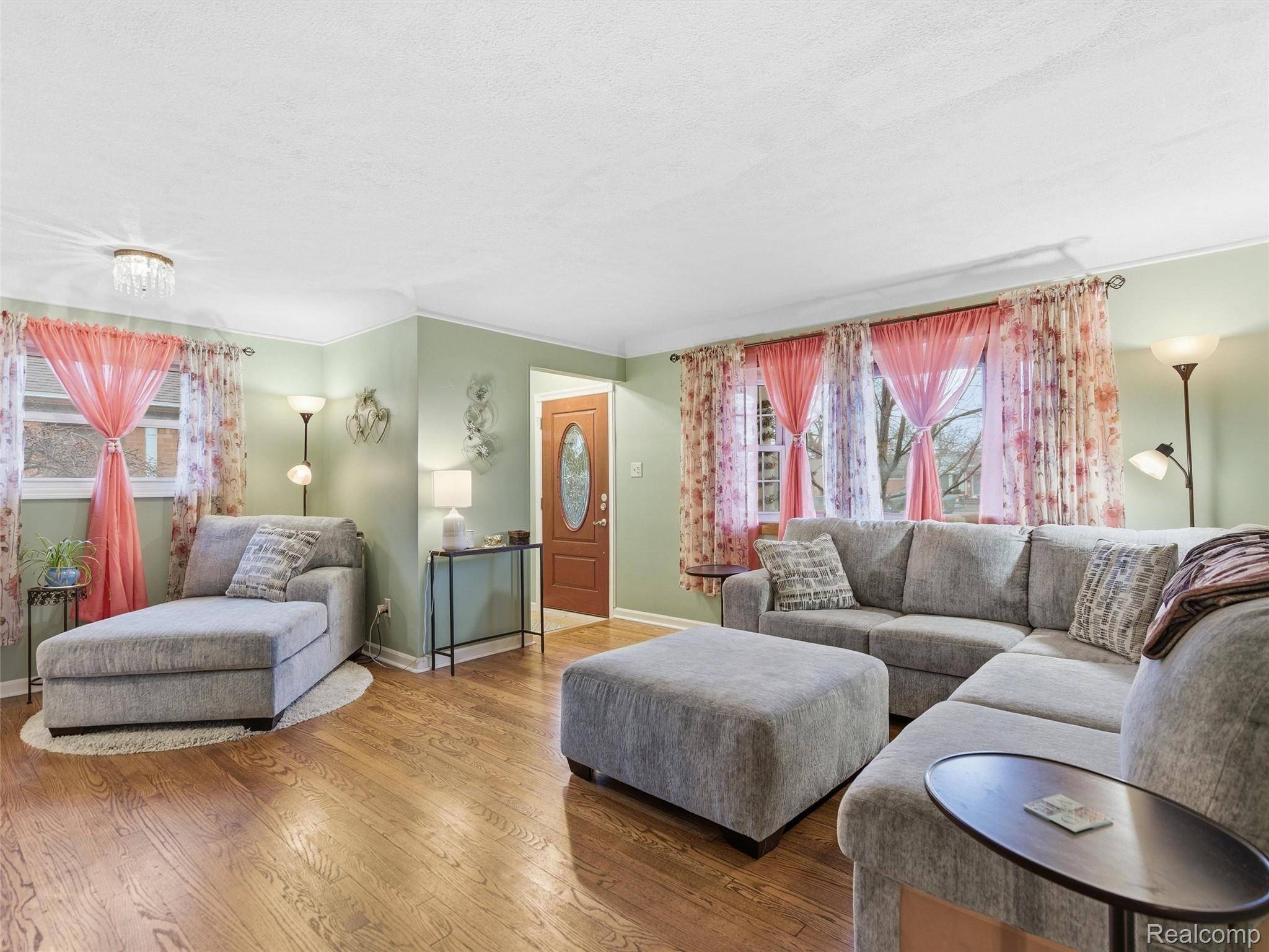 Livonia, MI 48150,8878 Merriman RD