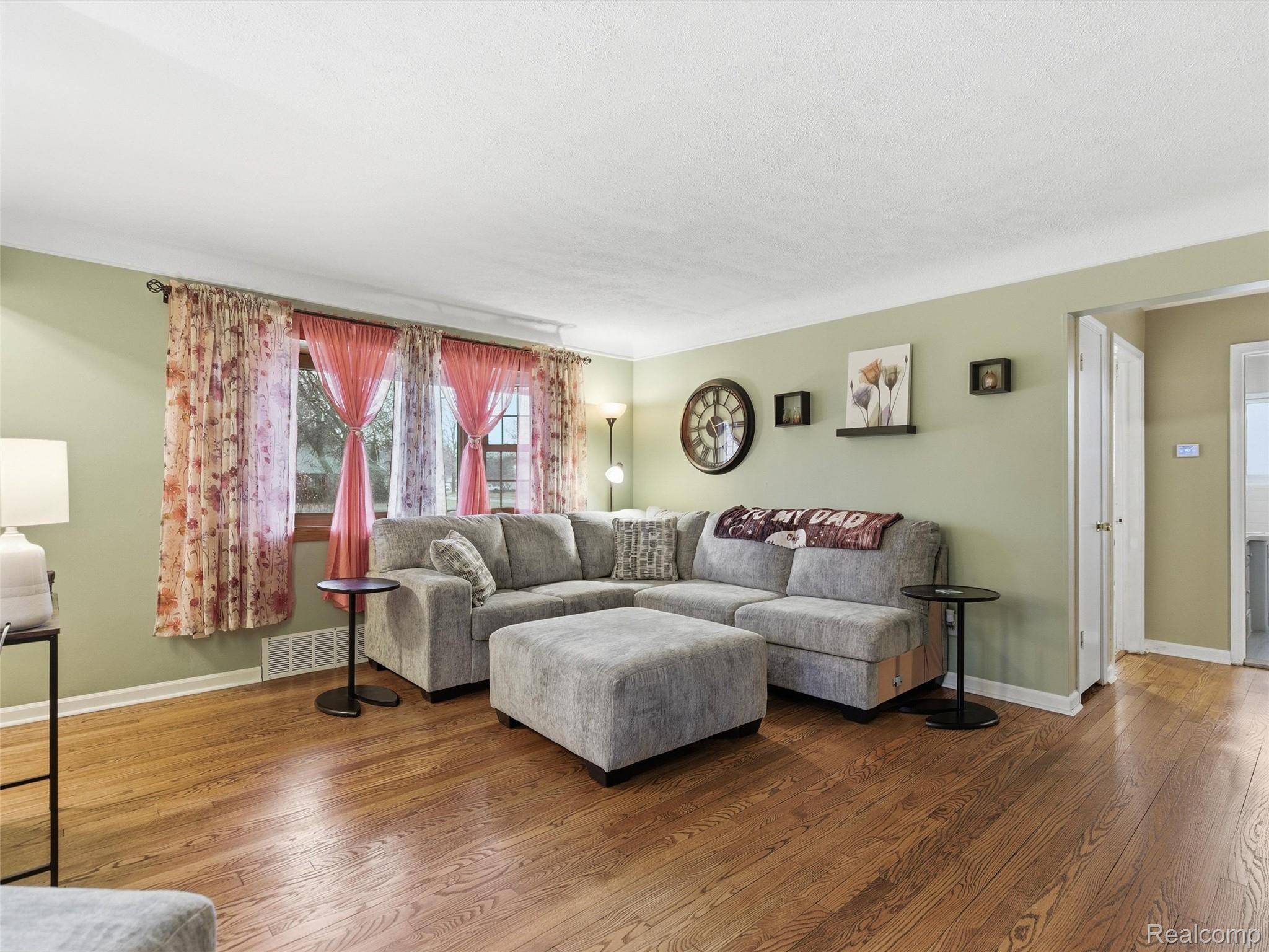 Livonia, MI 48150,8878 Merriman RD