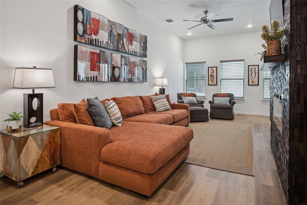 Arlington, TX 76011,1400 E Road to Six Flags Street #810