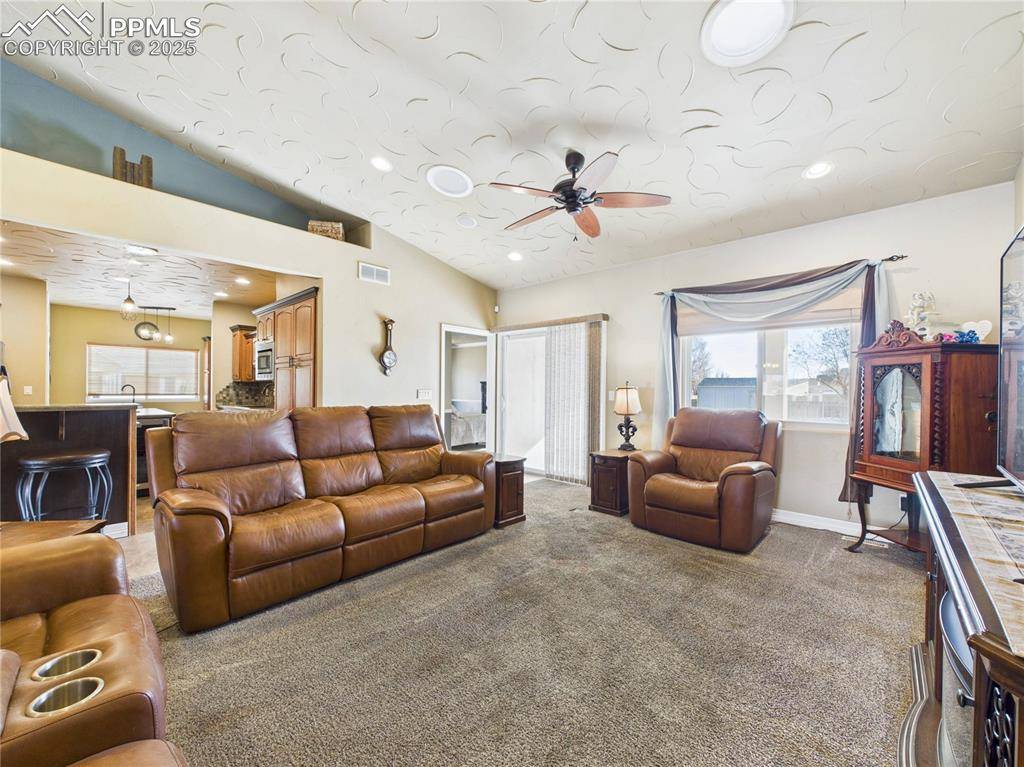 Pueblo, CO 81006,2084 Iris RD