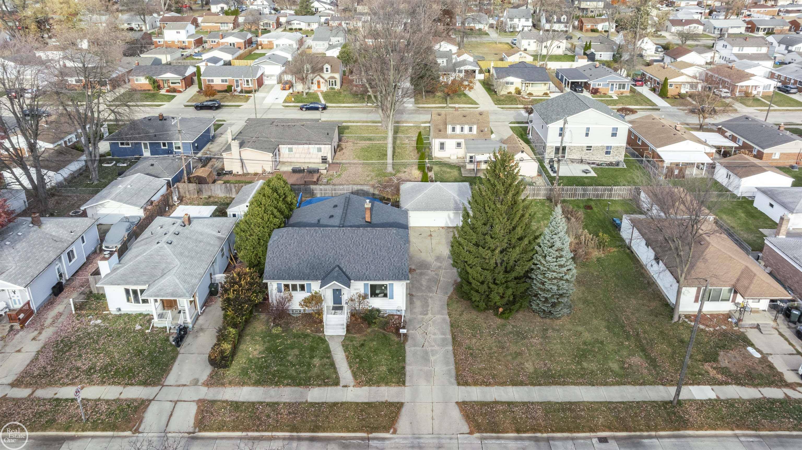 Saint Clair Shores, MI 48082,22915 E 13 MILE RD