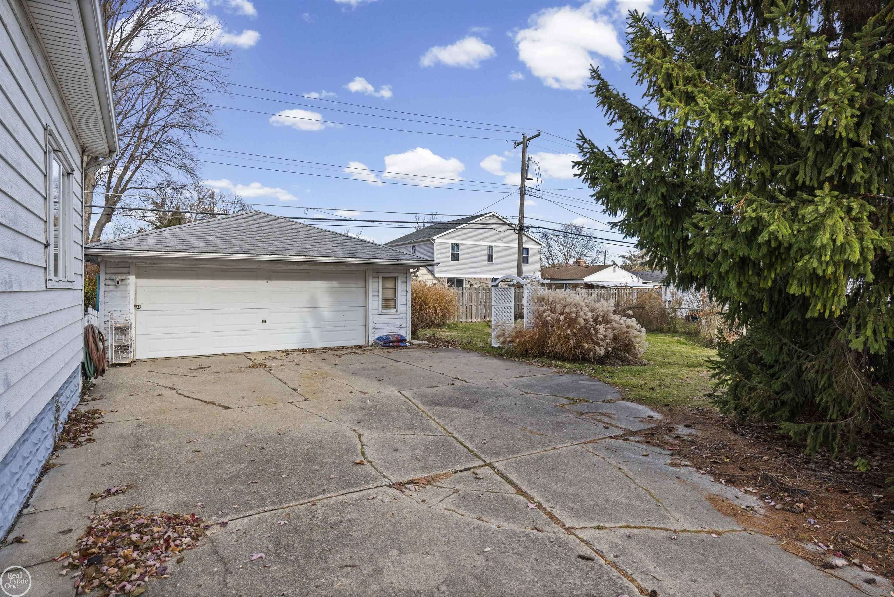 Saint Clair Shores, MI 48082,22915 E 13 MILE RD