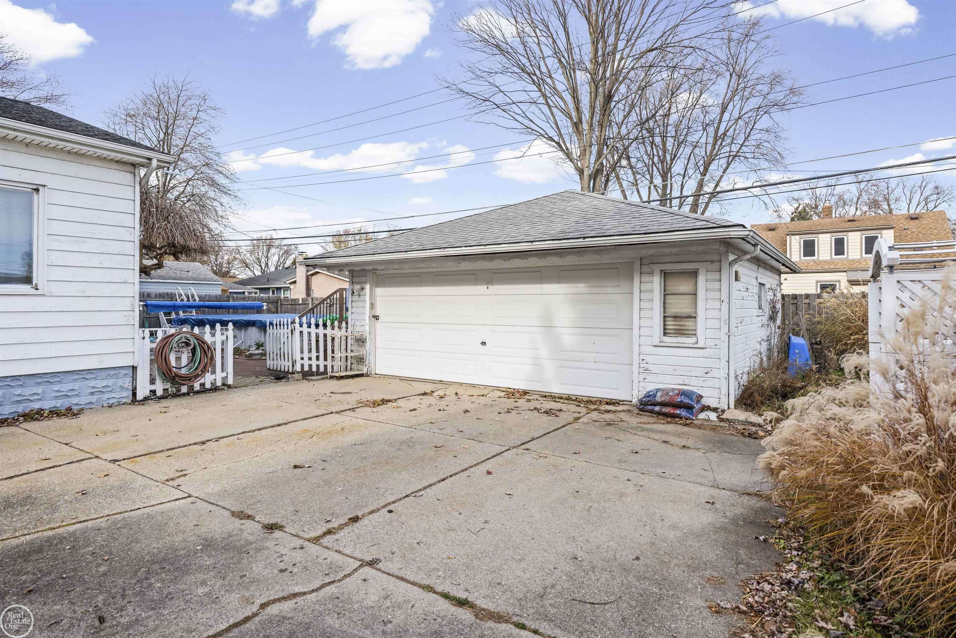 Saint Clair Shores, MI 48082,22915 E 13 MILE RD