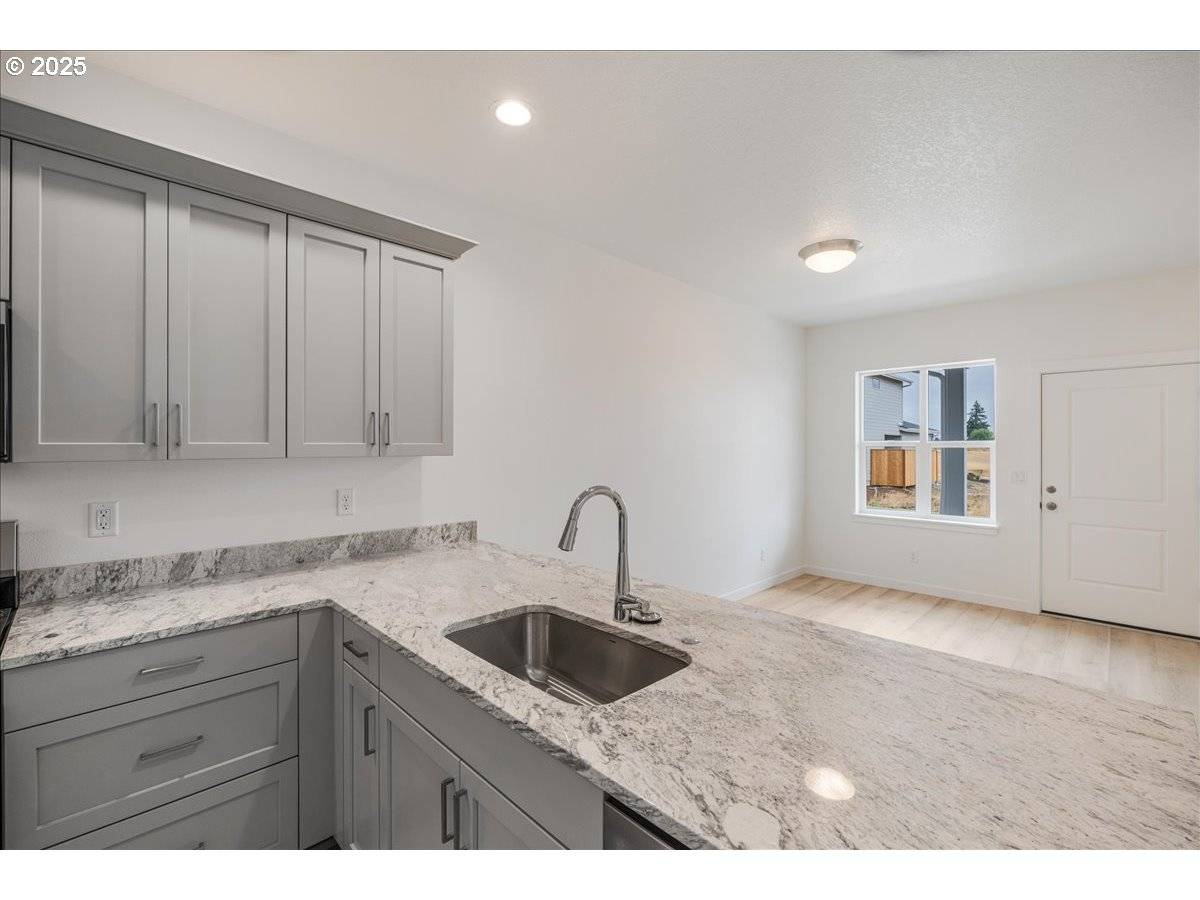 Dallas, OR 97338,357 SE Kitzmiller DR