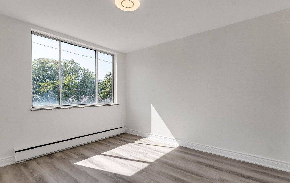 Toronto C11, ON M4G 1Y1,18 Kenrae RD #12