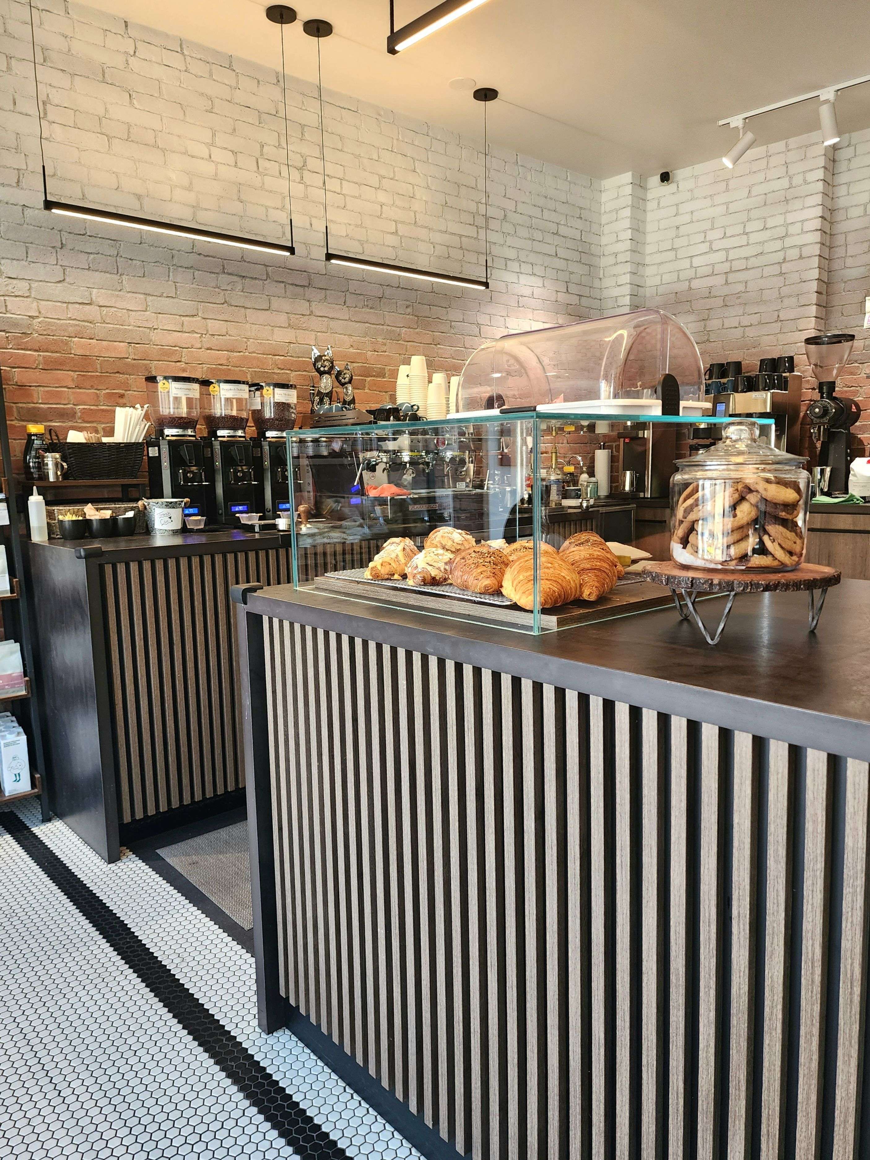 Toronto C01, ON M6P 3L4,1421 Bloor ST W