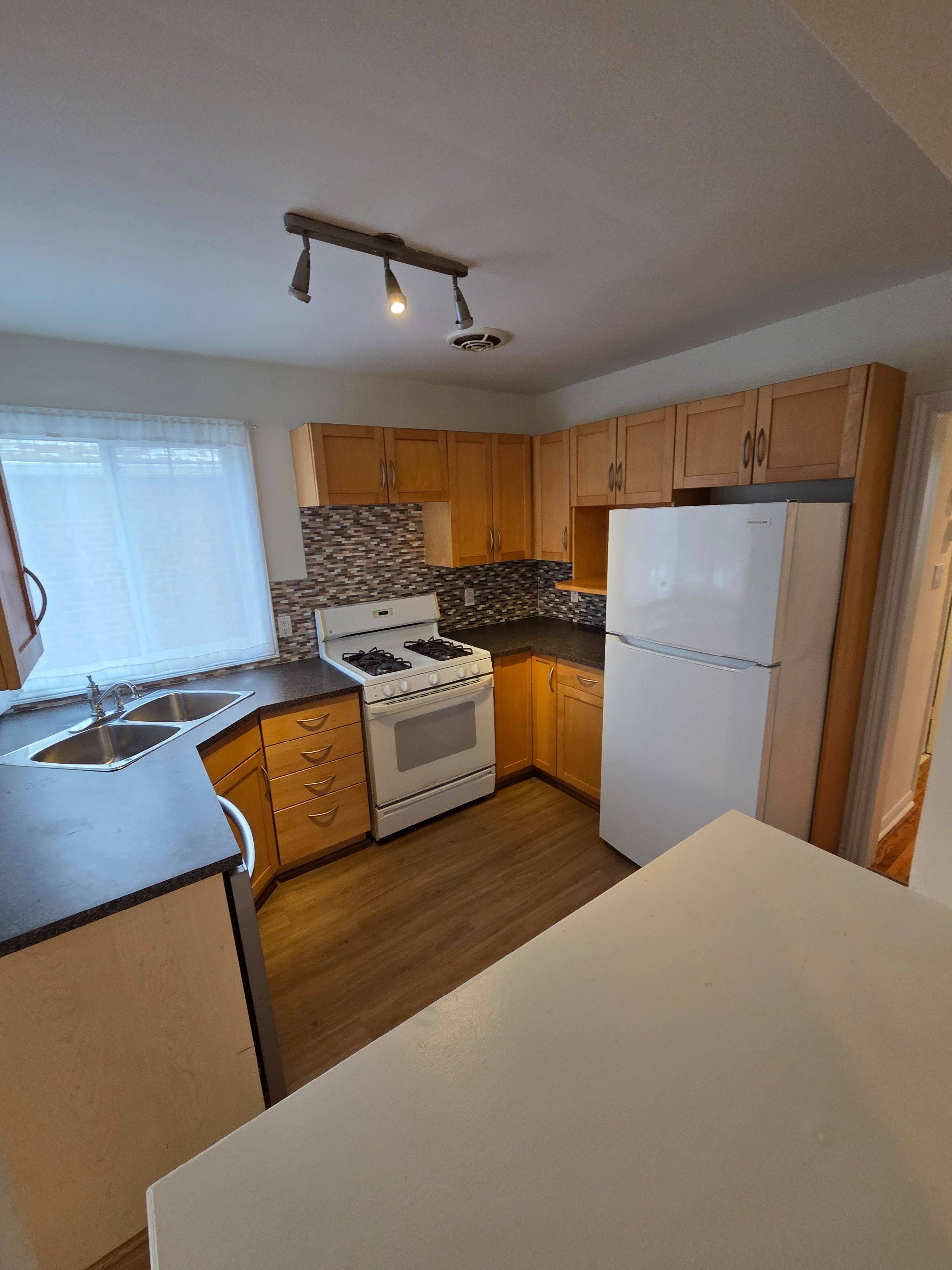 Toronto E03, ON M4B 2A1,38 Tiago AVE