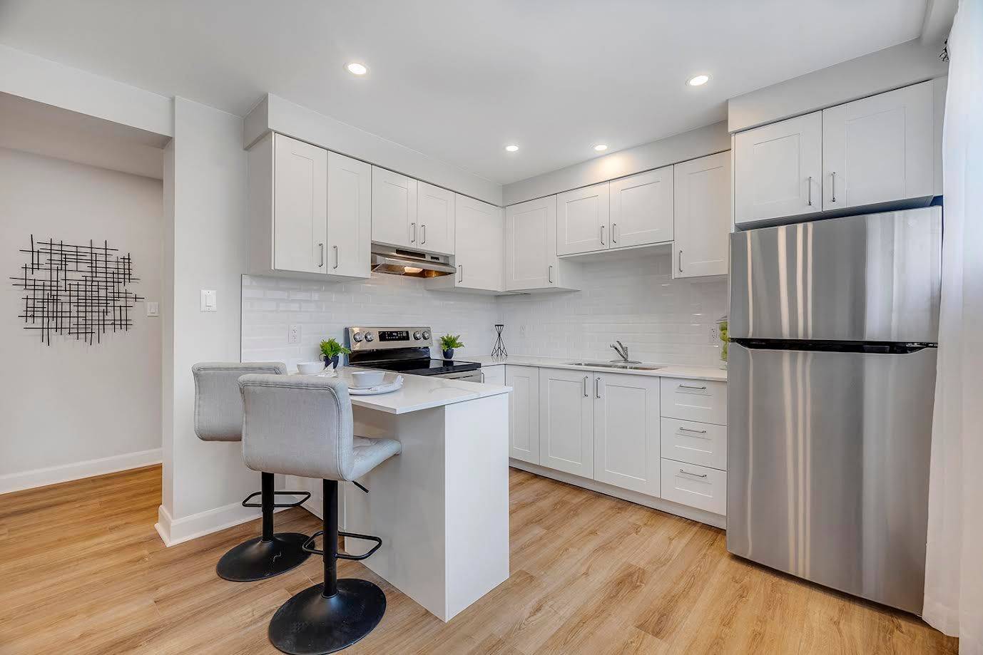 Toronto W06, ON M8Y 1A7,90 Portland ST