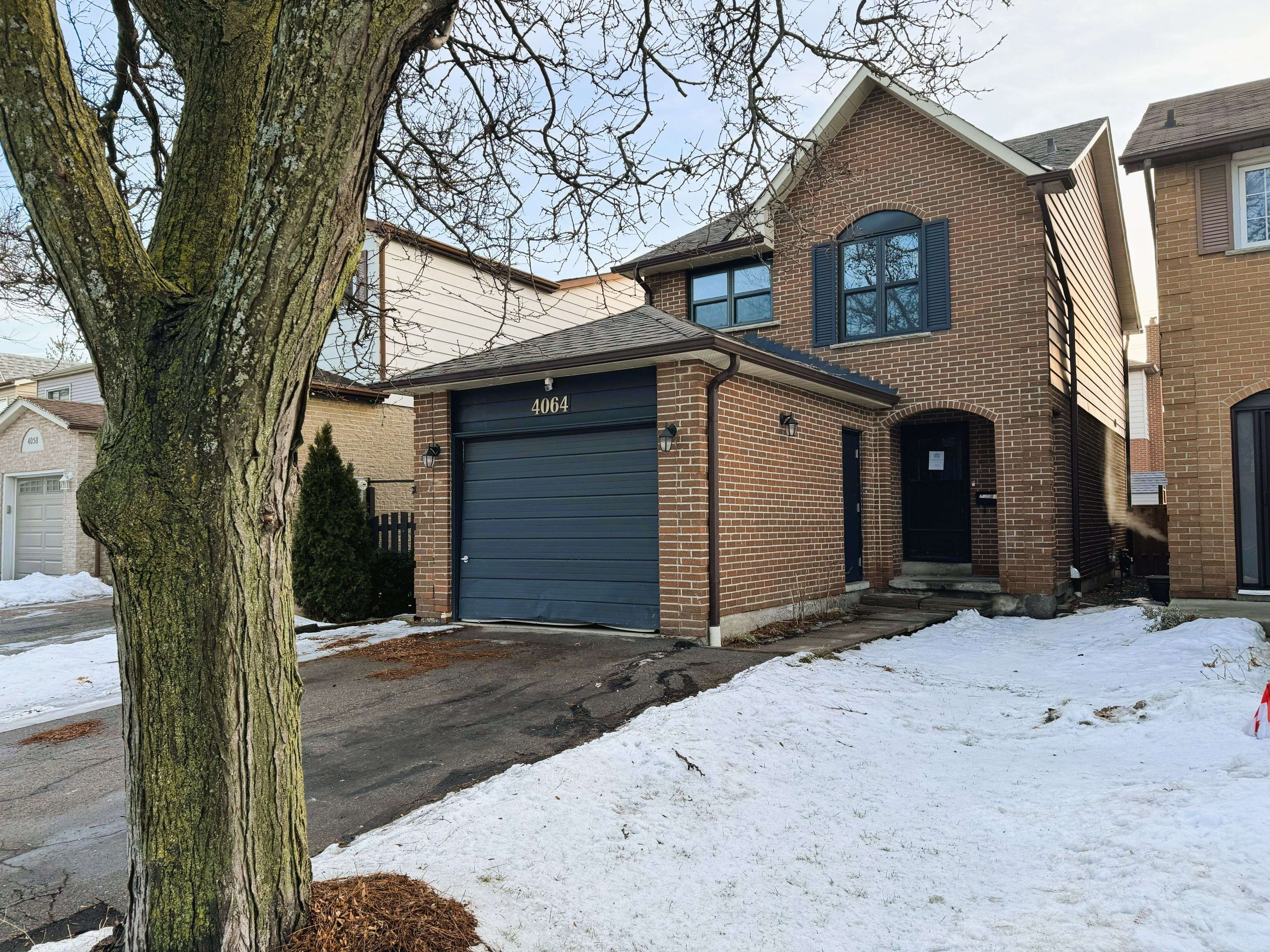 Mississauga, ON L5C 3L5,4064 Teakwood DR