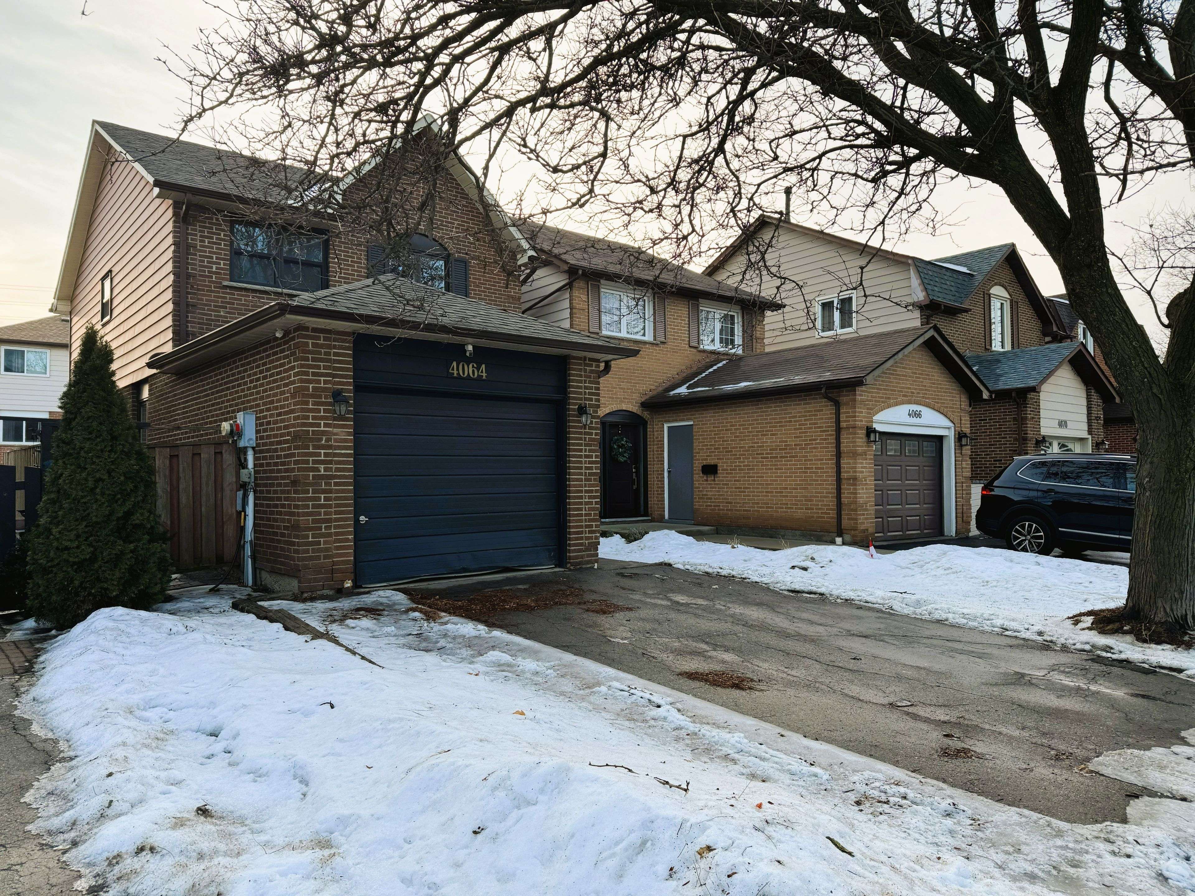 Mississauga, ON L5C 3L5,4064 Teakwood DR
