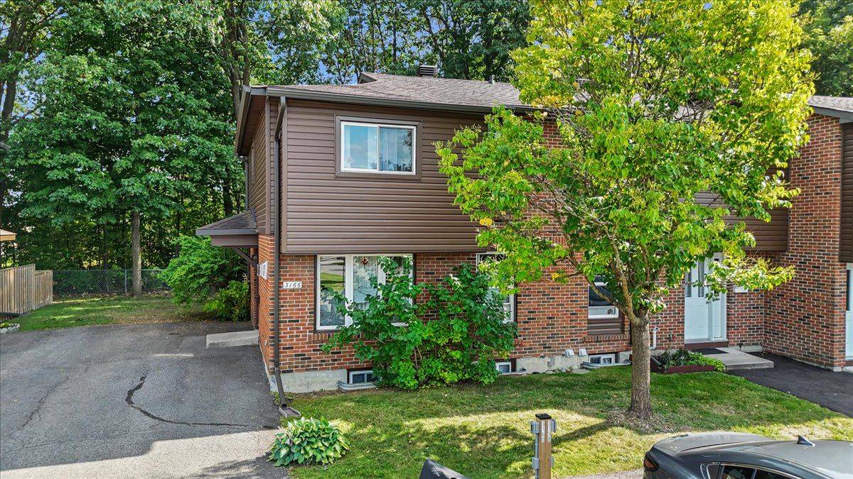 Blossom Park - Airport And Area, ON K1T 1S1,3166 Stockton DR