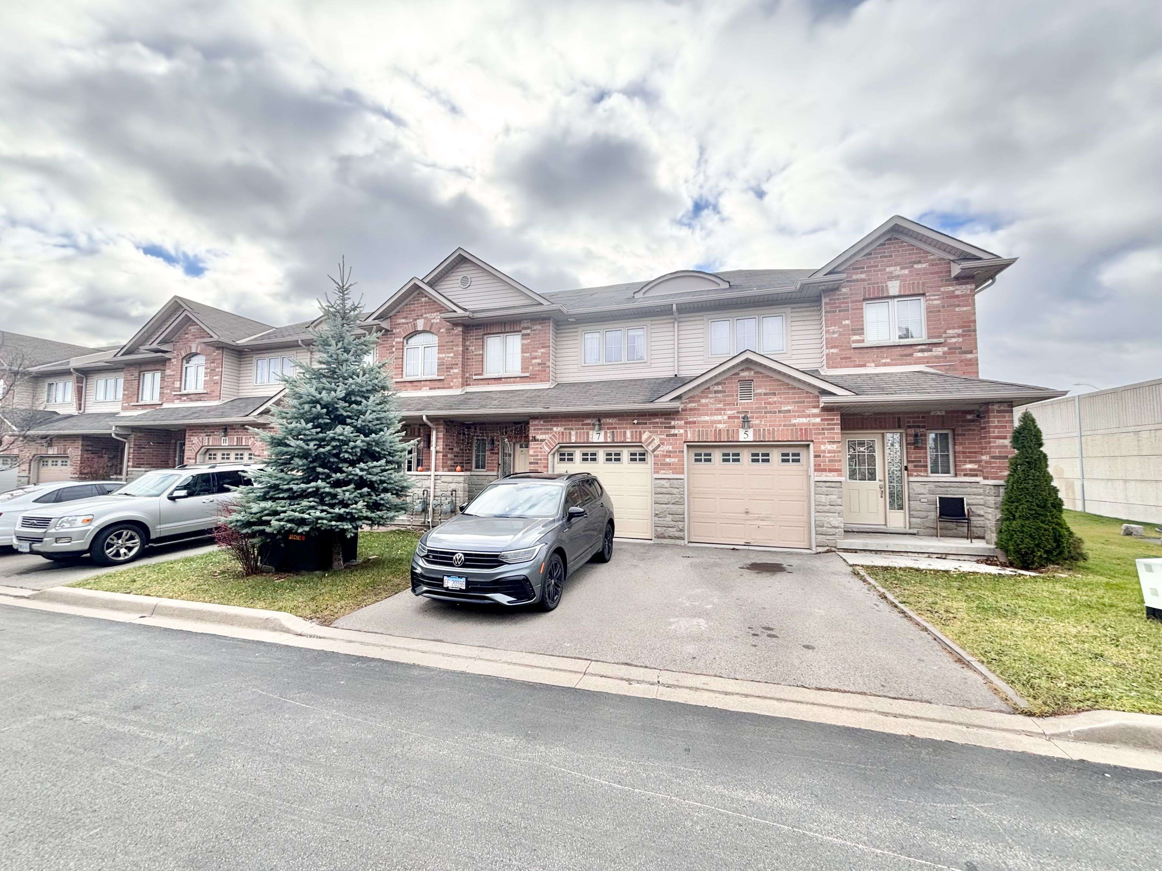 Hamilton, ON L8E 0A4,7 MARINA POINT CRES