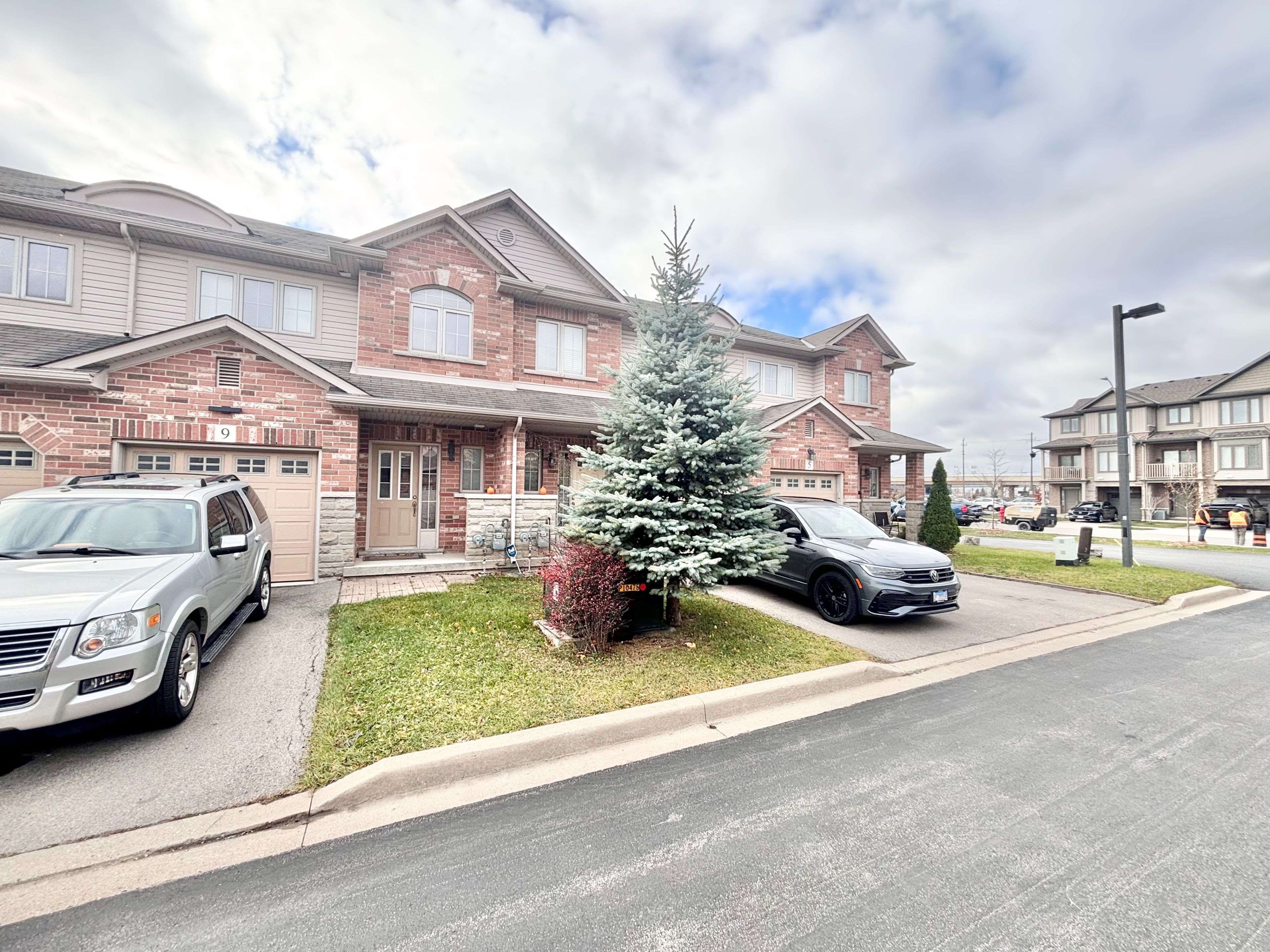 Hamilton, ON L8E 0A4,7 MARINA POINT CRES