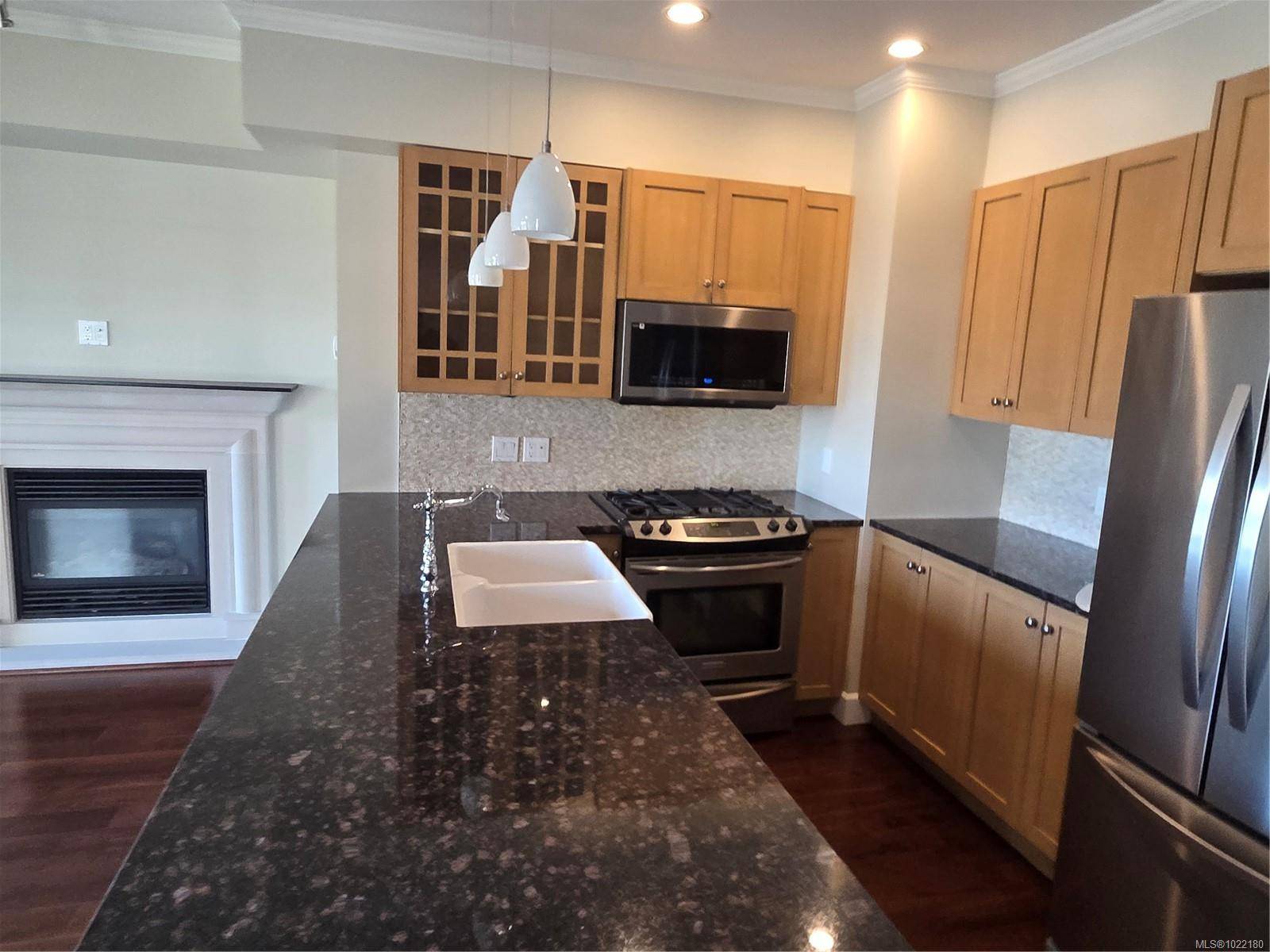 Langford, BC V9B 6T4,2006 Troon Crt #305