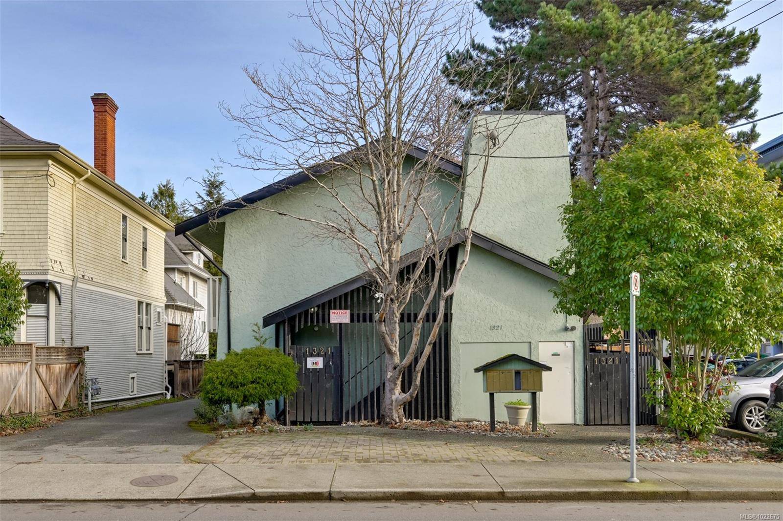 Victoria, BC V8V 4P5,1321 Fernwood Rd