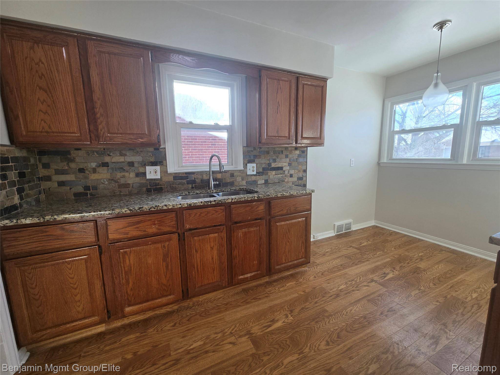 Redford, MI 48239,9560 Dixie