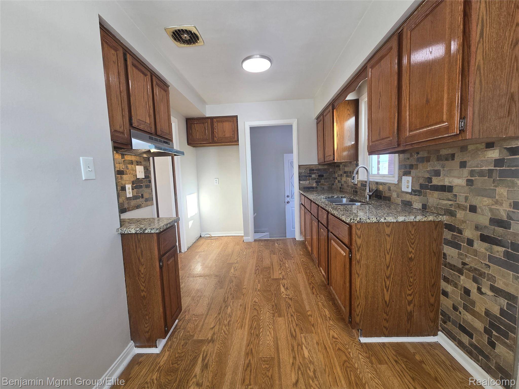 Redford, MI 48239,9560 Dixie