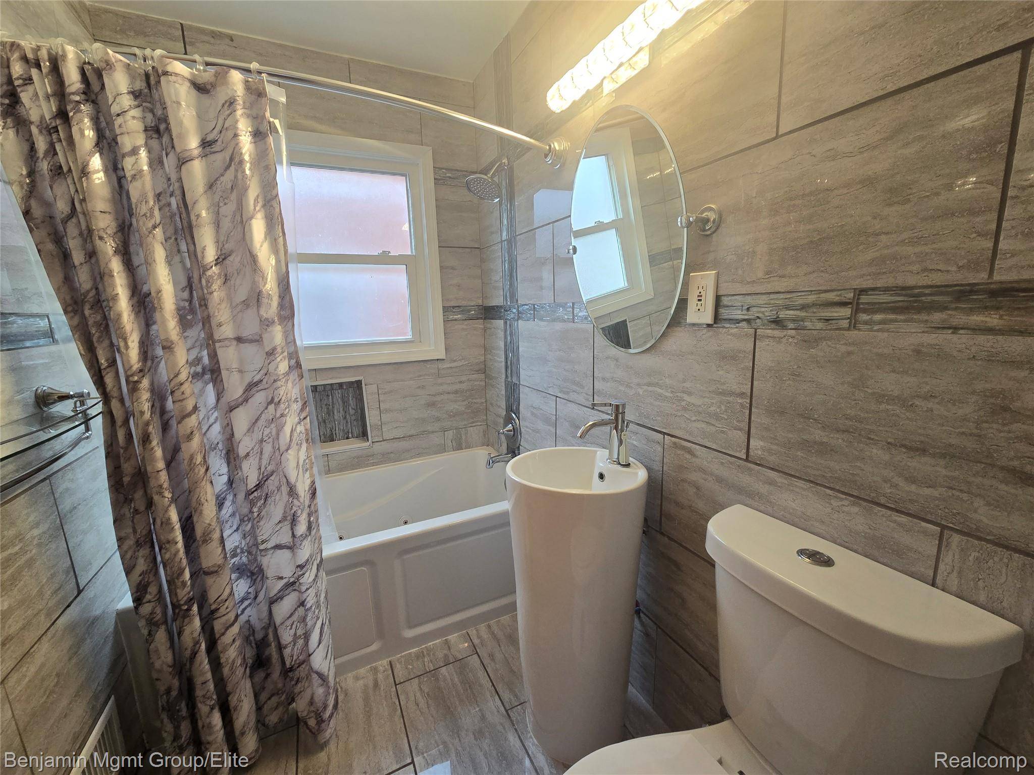 Redford, MI 48239,9560 Dixie