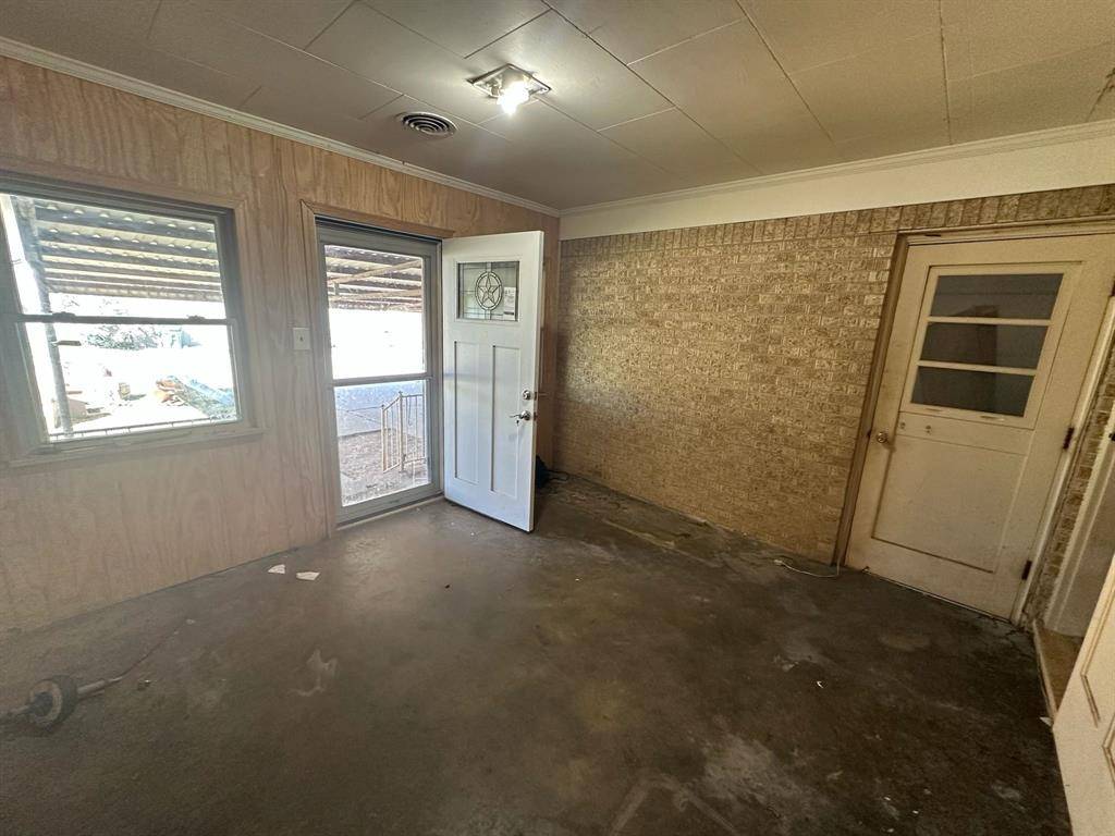 Jacksboro, TX 76458,932 W Live Oak Street