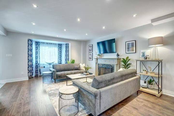 Toronto C03, ON M5P 2L9,25 Duncannon DR