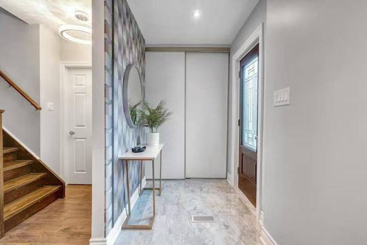 Toronto C03, ON M5P 2L9,25 Duncannon DR