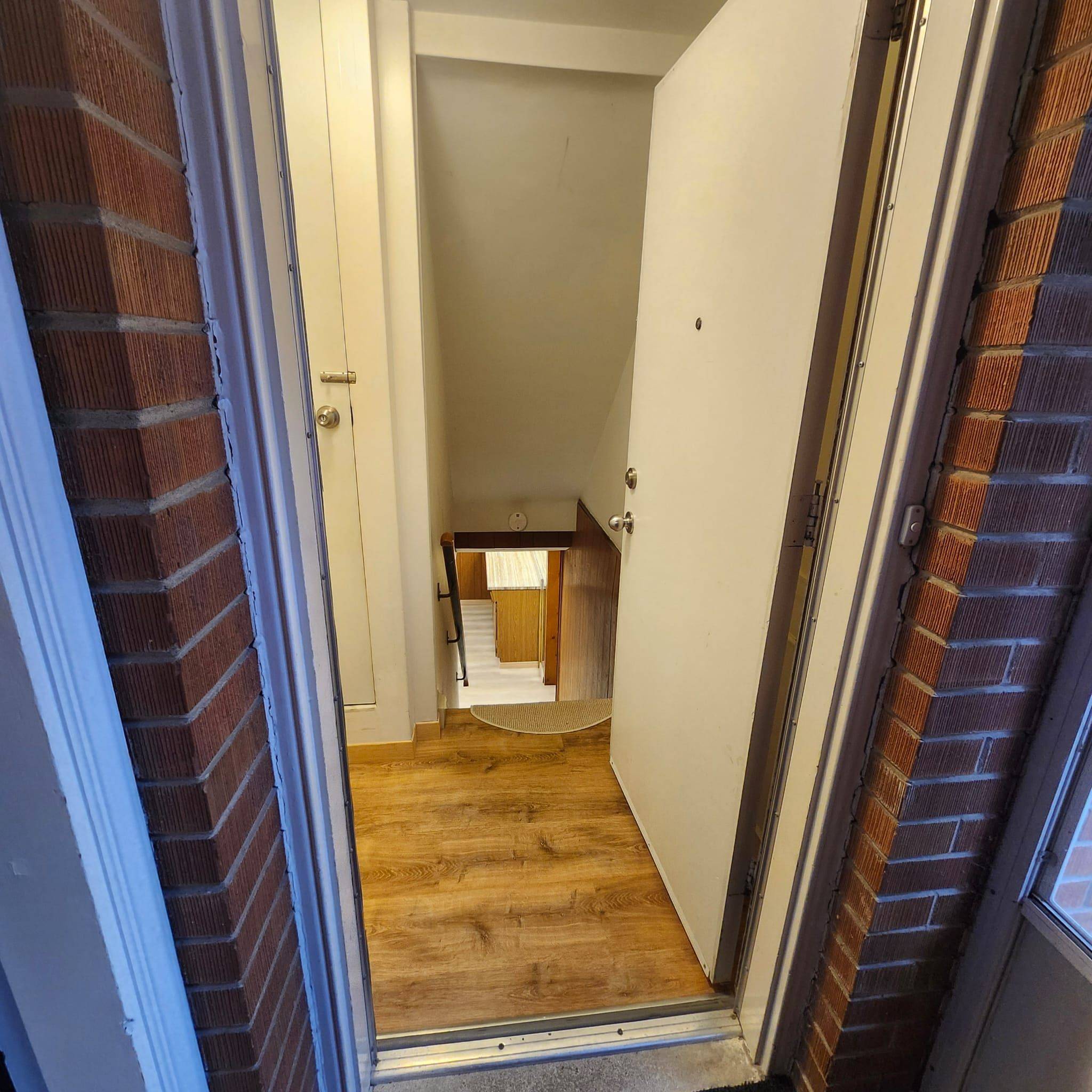 Toronto C12, ON M2P 1R5,223 Old Yonge ST #LOWER