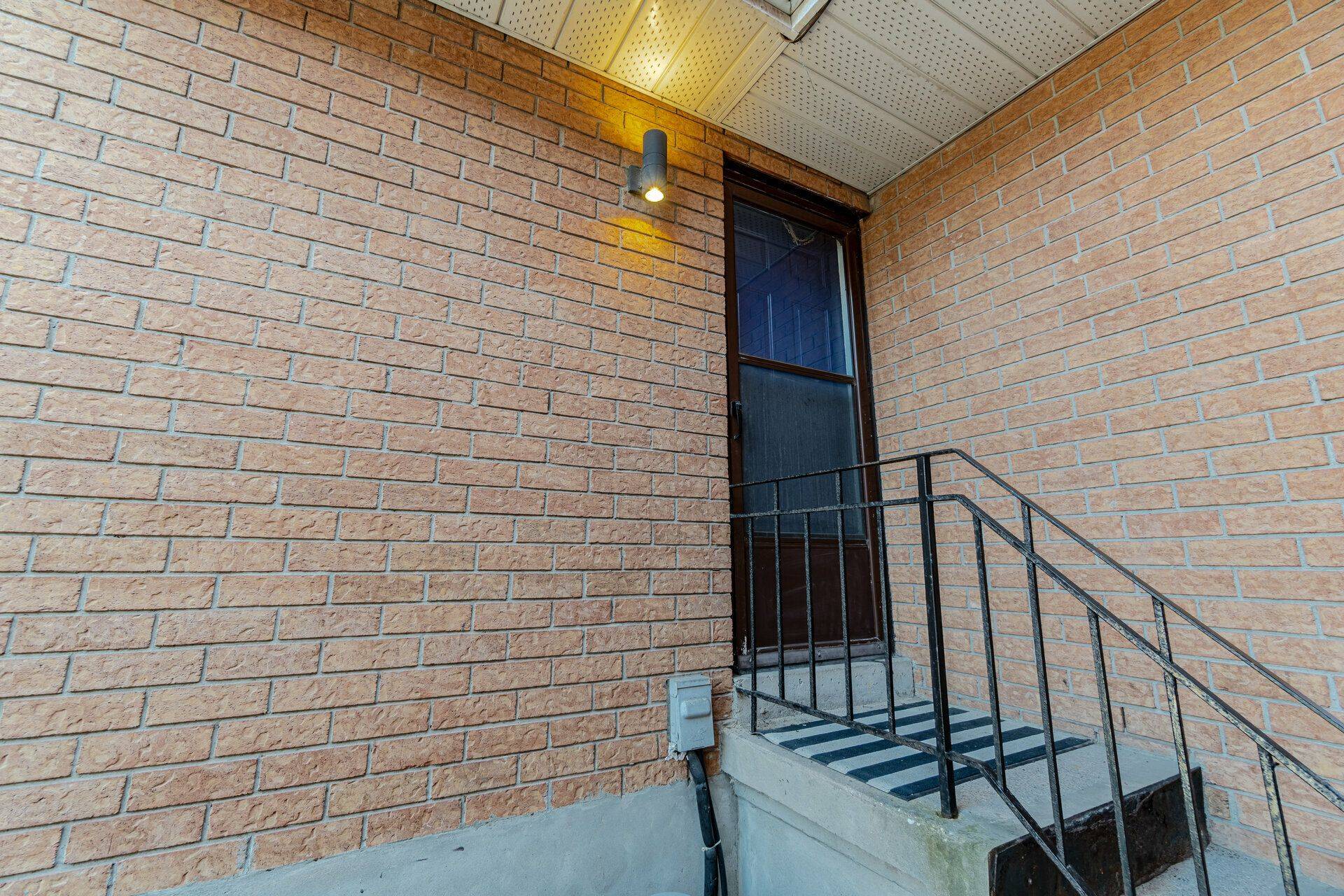 Toronto E06, ON M1N 1X9,171 Clonmore DR