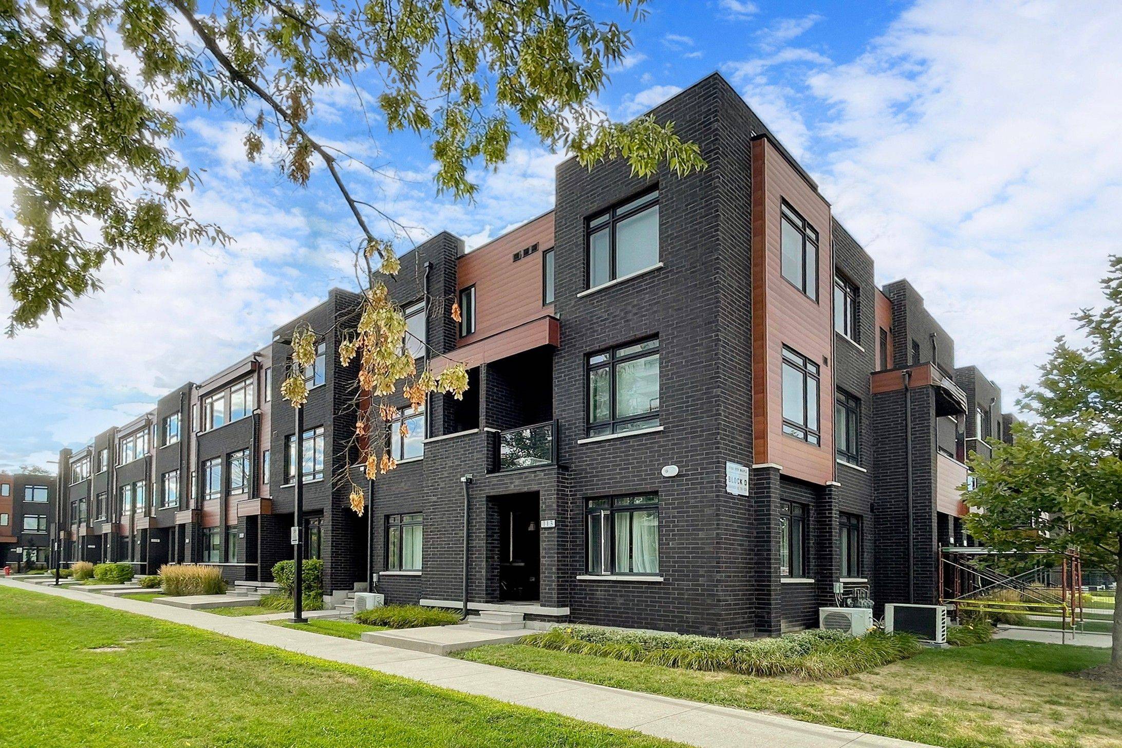 Richmond Hill, ON L4C 5T4,370 D Red Maple RD #112