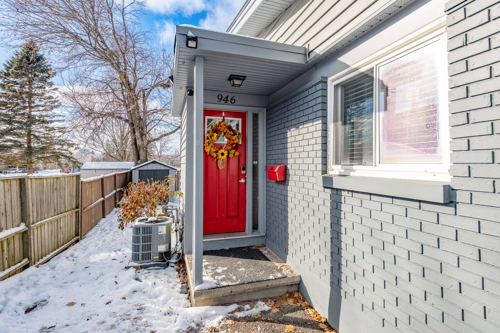 Beacon Hill North - South And Area, ON K1J 7T6,946 Elmsmere RD